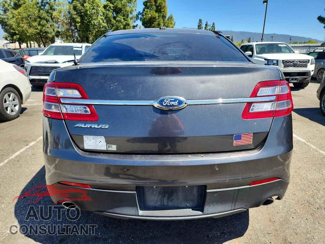 FORD TAURUS 2018 - 1FAHP2E87JG117338
