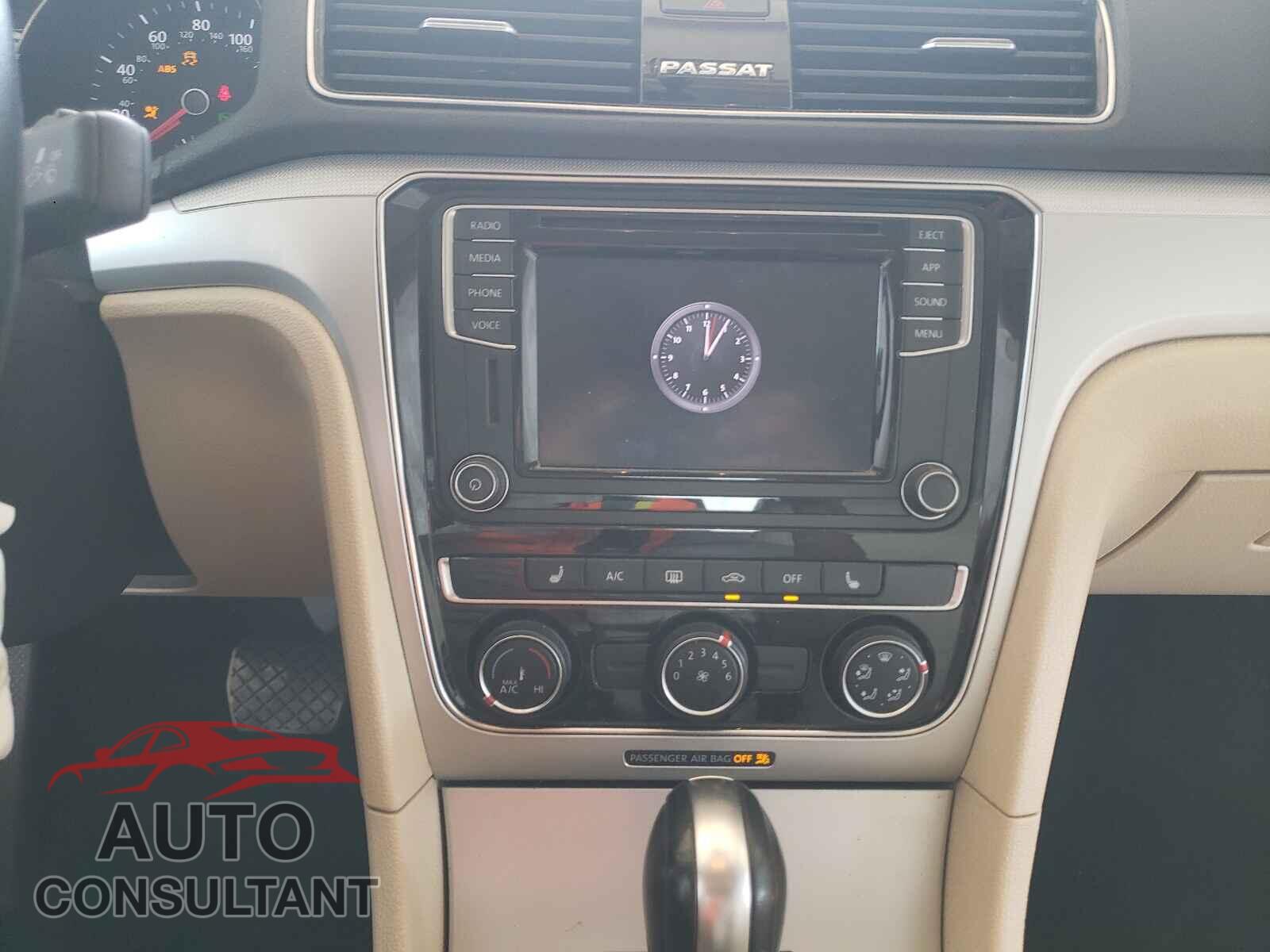 VOLKSWAGEN PASSAT 2019 - 1VWLA7A32KC012404