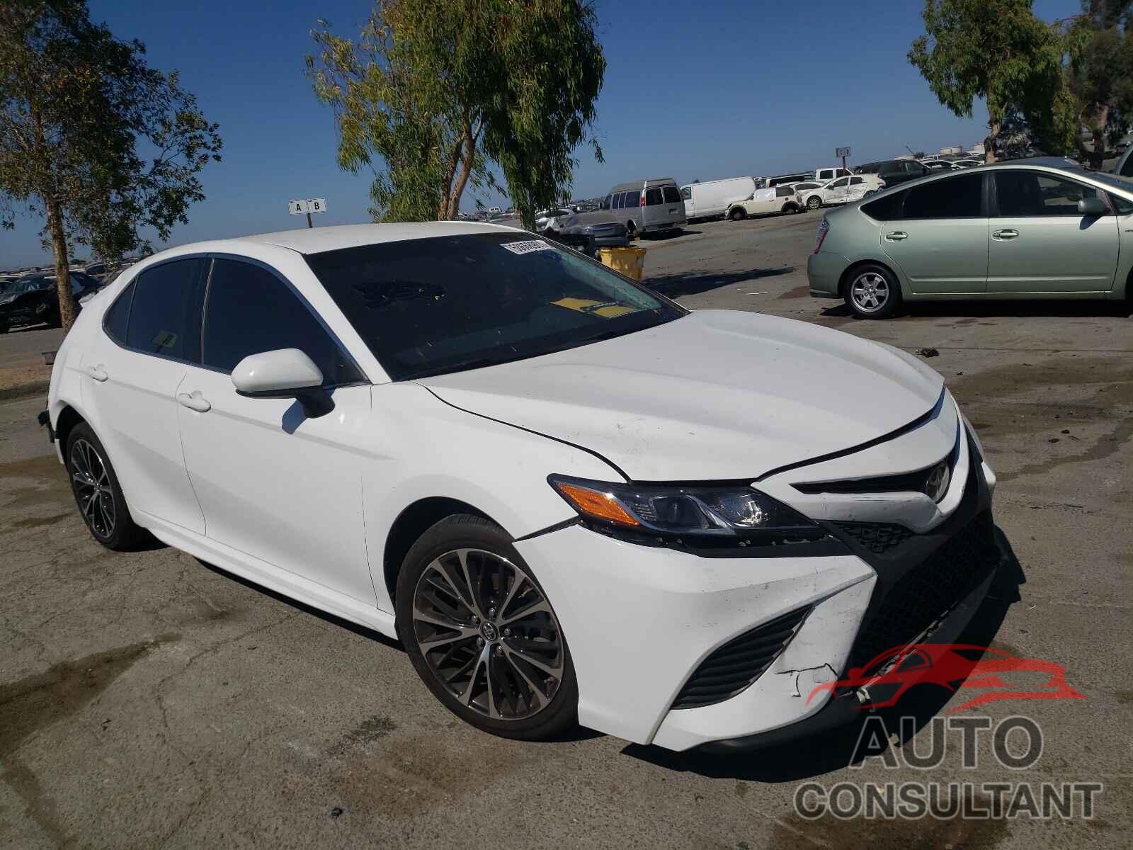 TOYOTA CAMRY 2018 - 4T1B11HK6JU552108
