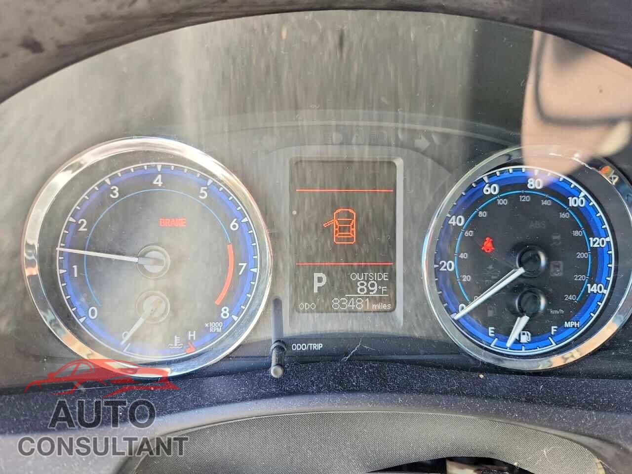 TOYOTA COROLLA 2018 - 5YFBURHE2JP823652