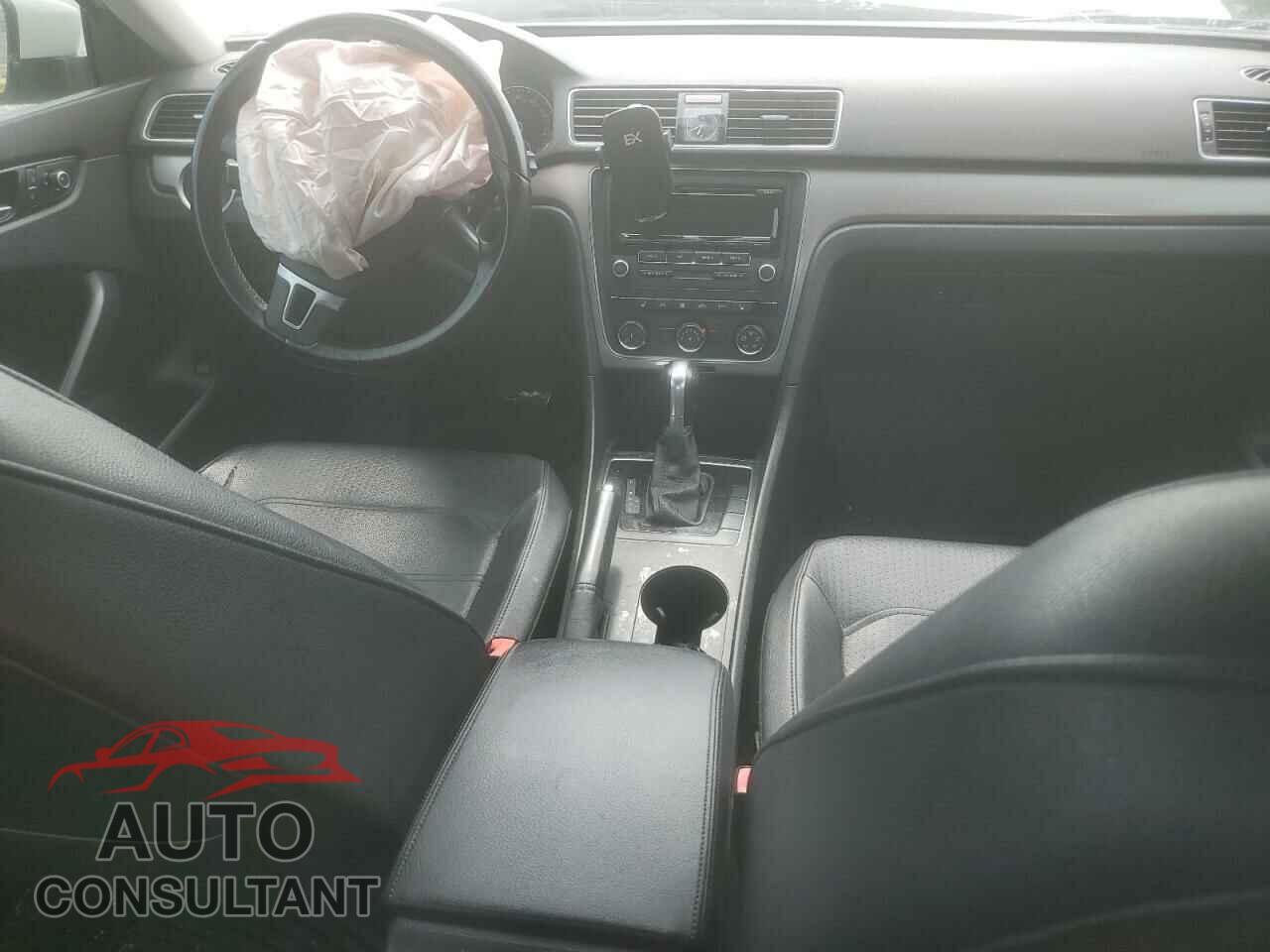VOLKSWAGEN PASSAT 2015 - 1VWAT7A30FC047790