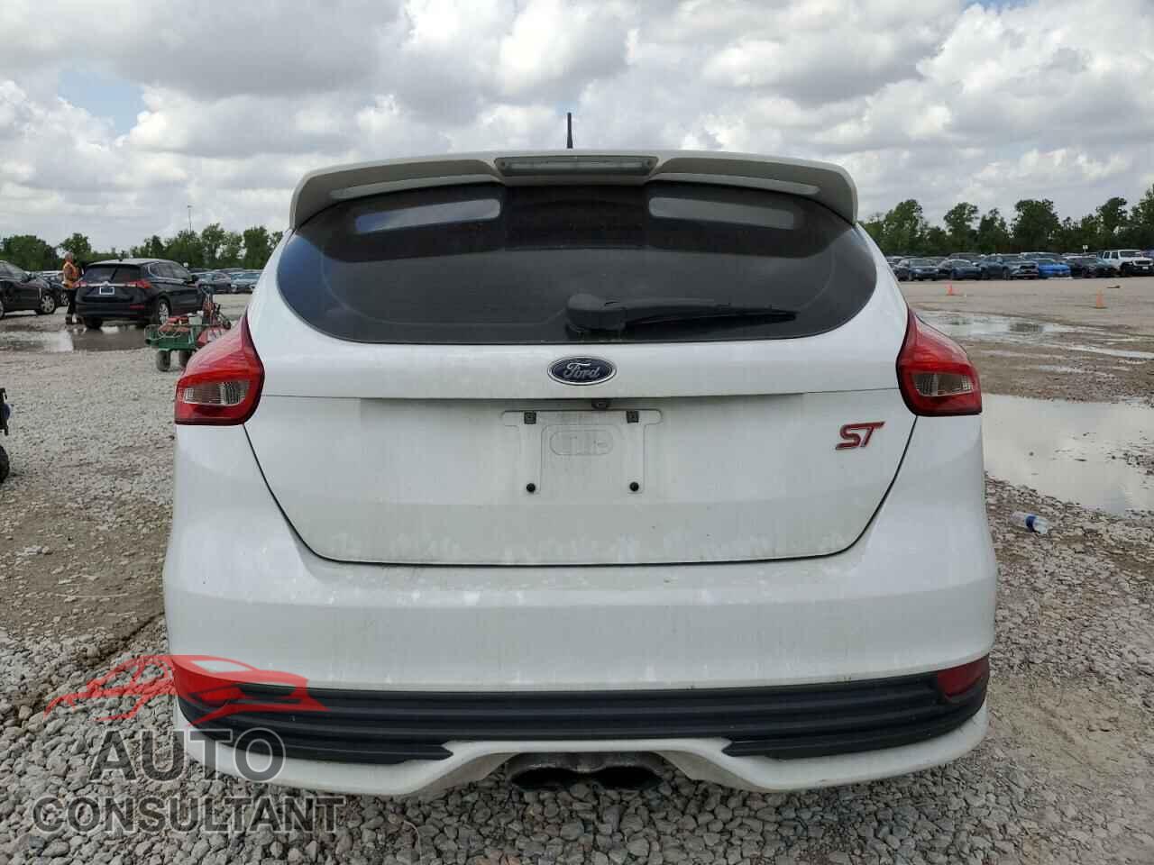 FORD FOCUS 2018 - 1FADP3L94JL304544