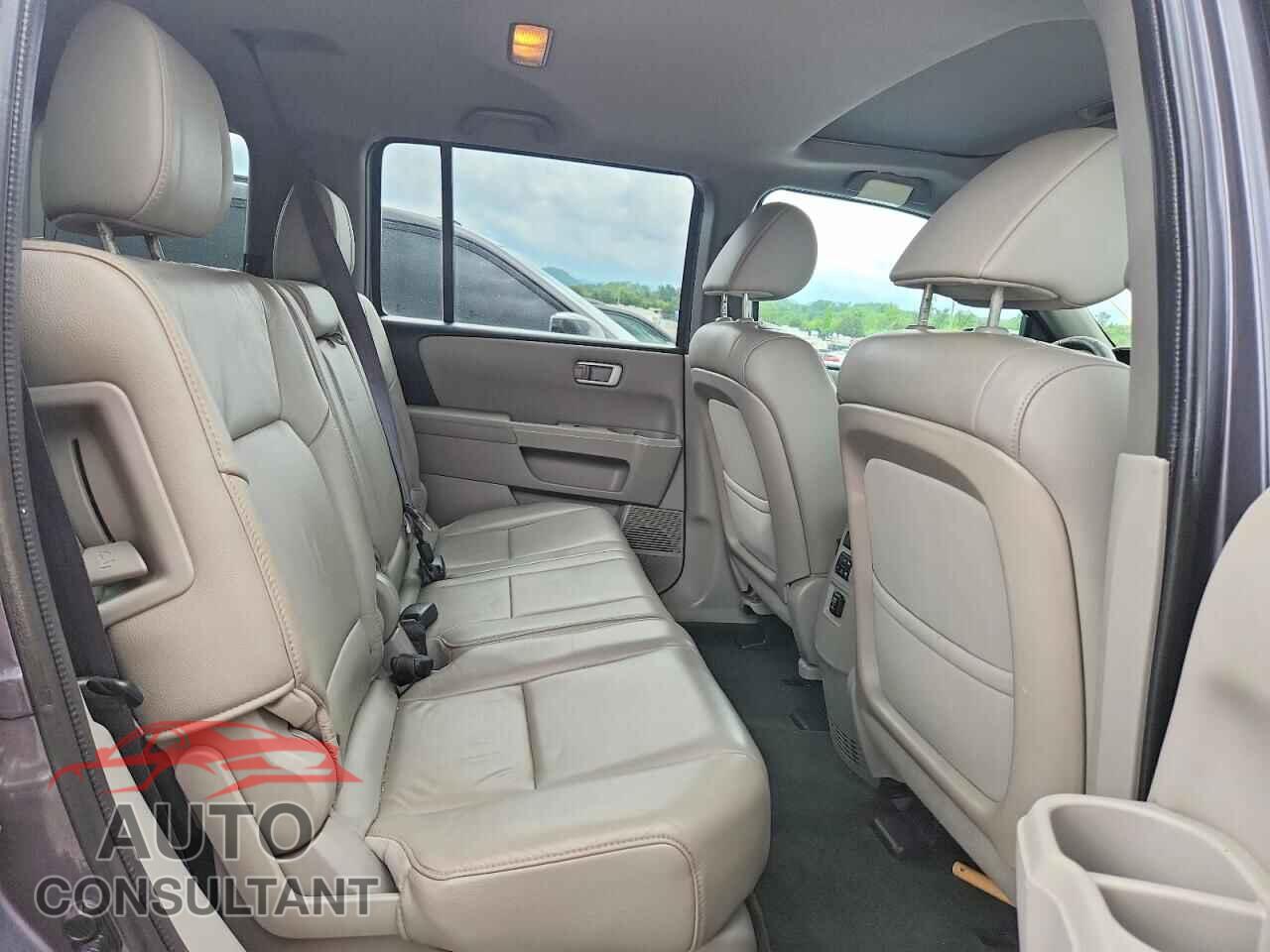 HONDA PILOT 2015 - 5FNYF4H51FB030661