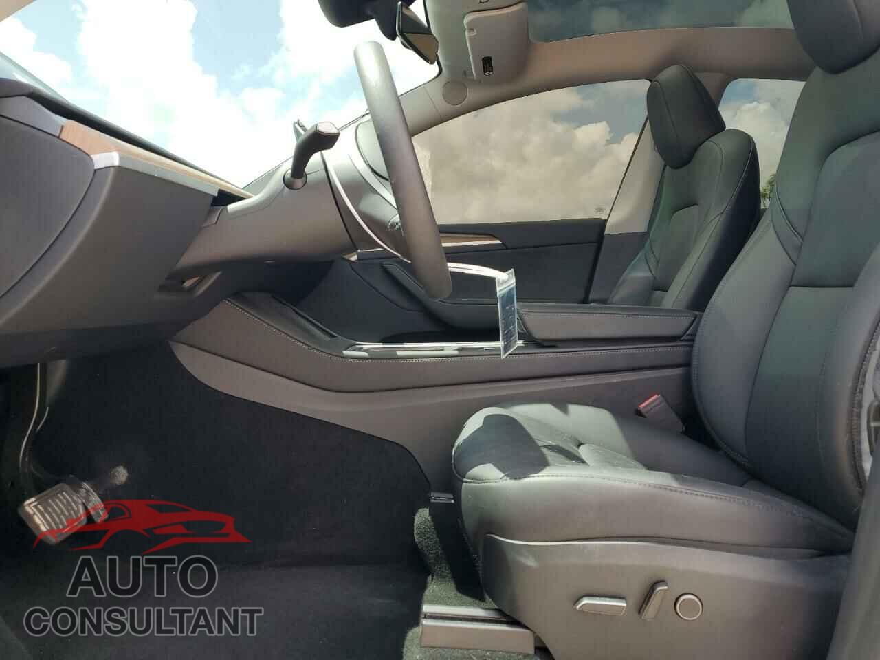 TESLA MODEL Y 2024 - 7SAYGDEE3RA253354