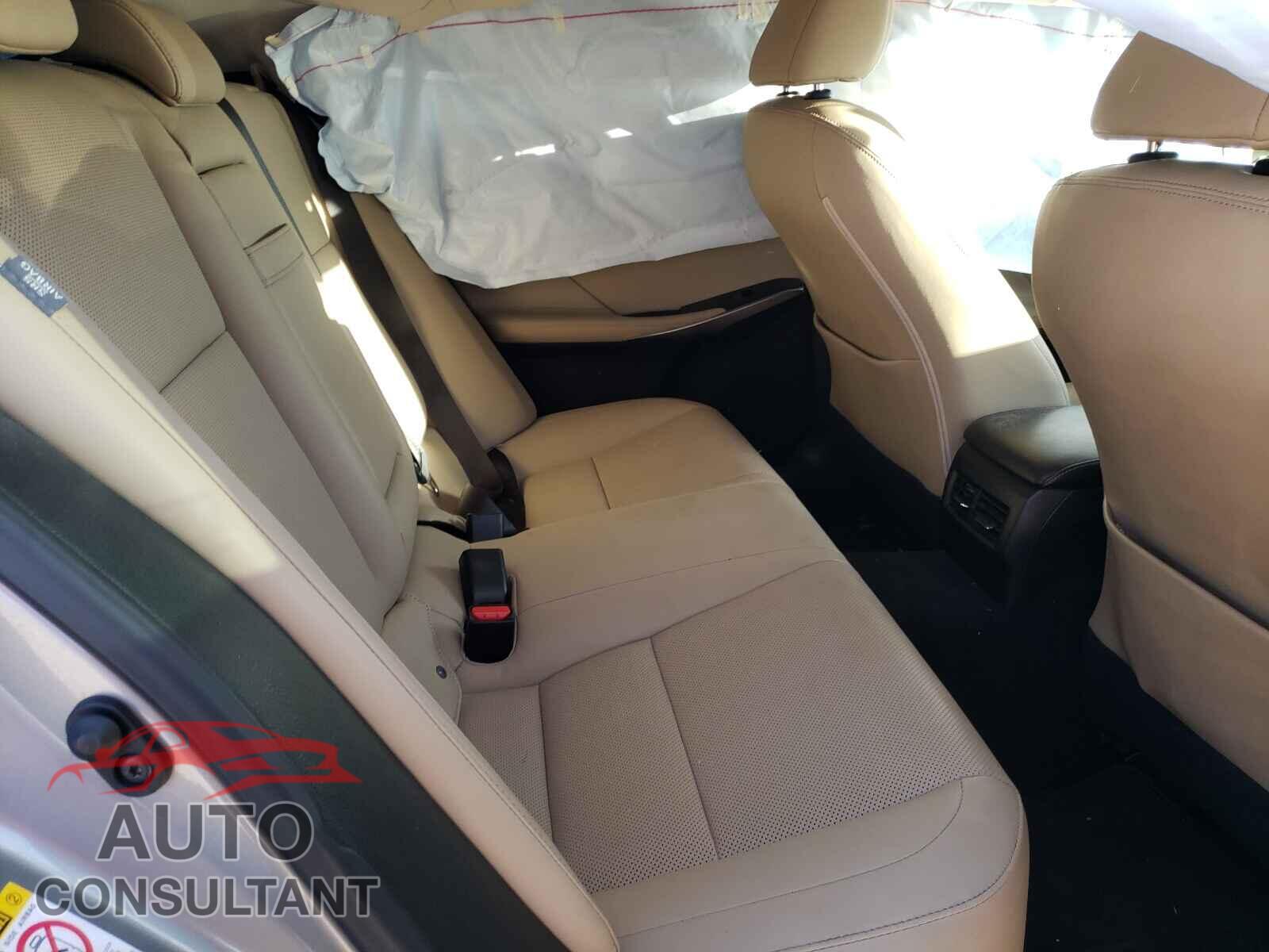 LEXUS IS 2018 - JTHBA1D2XJ5066596