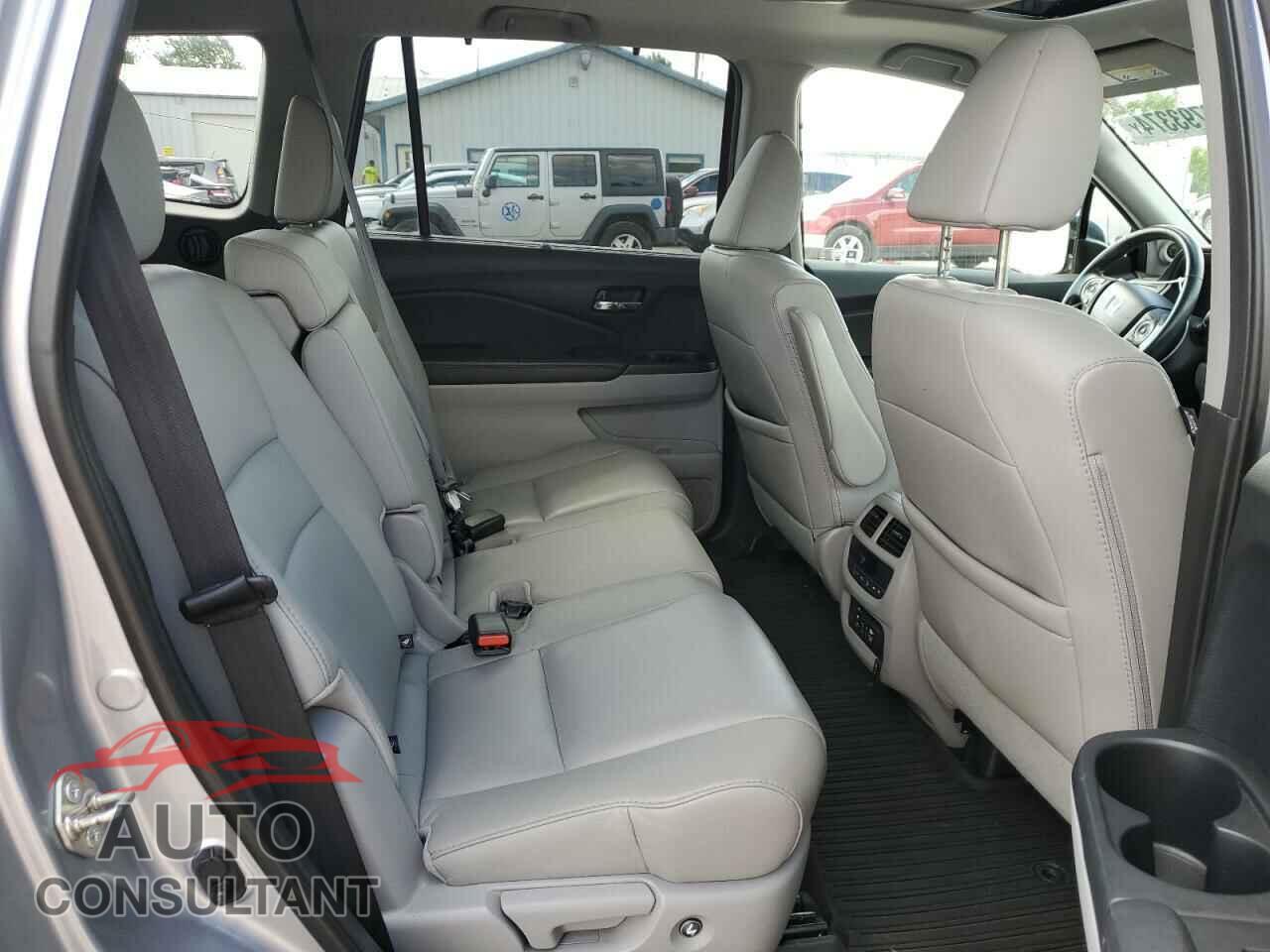 HONDA PILOT 2017 - 5FNYF6H94HB011913