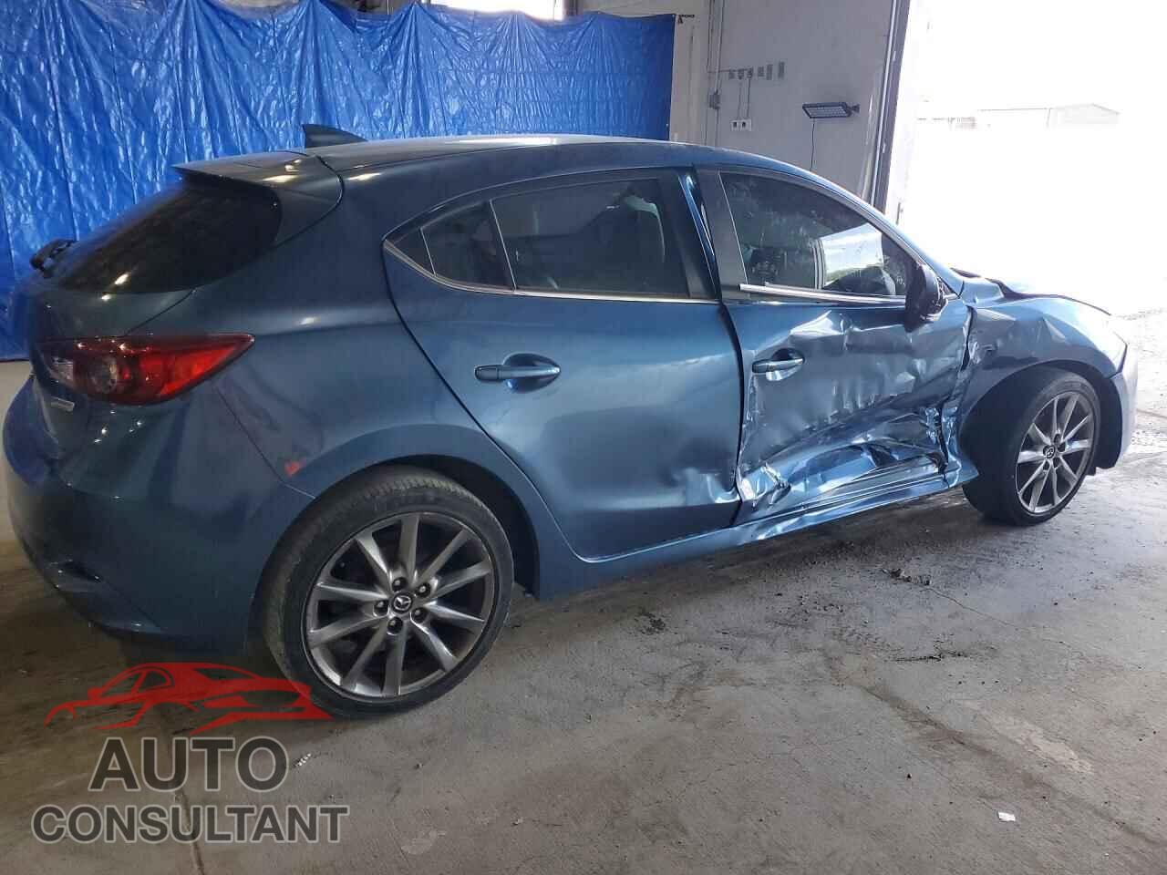 MAZDA 3 2018 - 3MZBN1L39JM235921