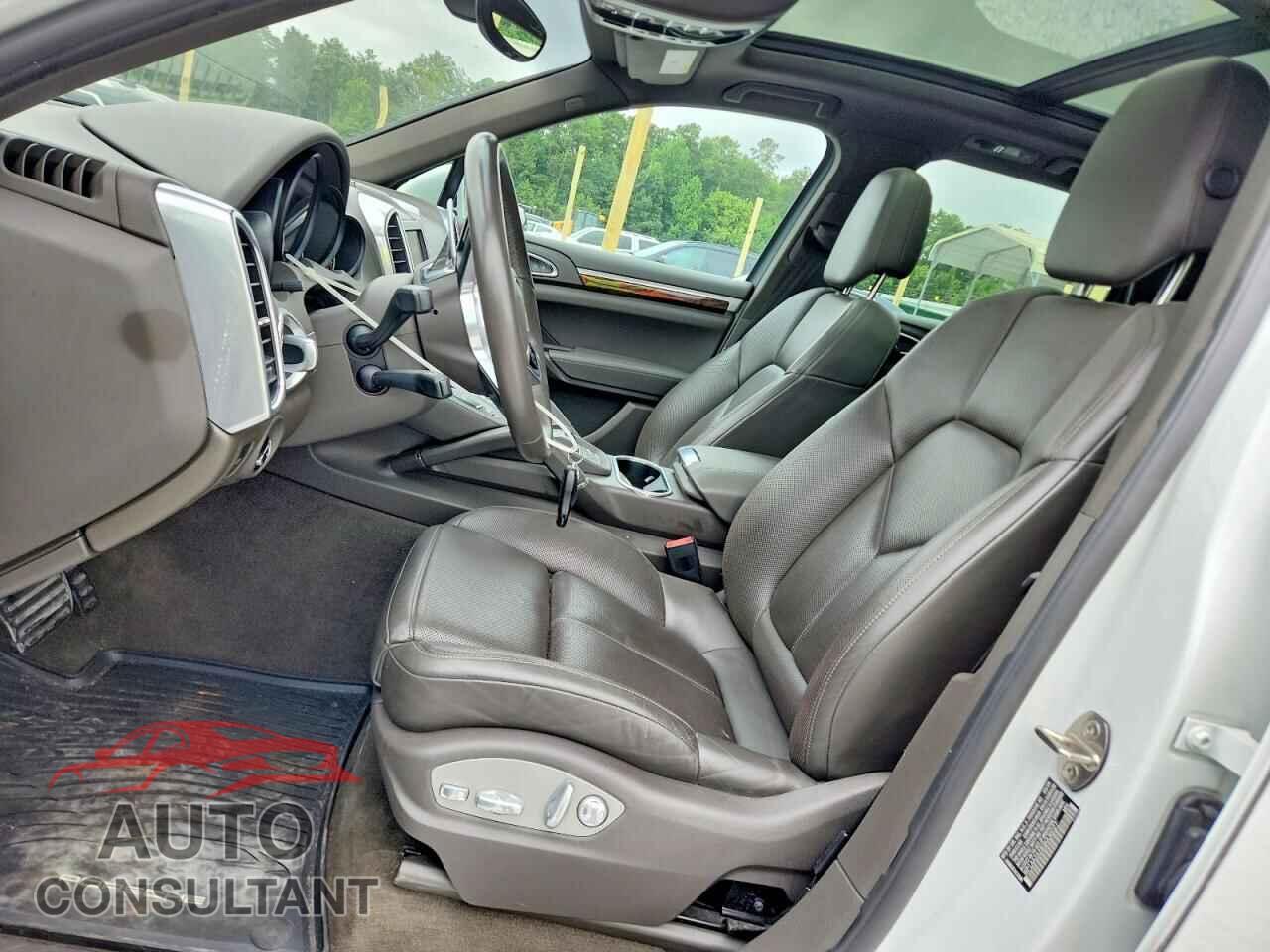 PORSCHE CAYENNE 2016 - WP1AA2A28GKA36027