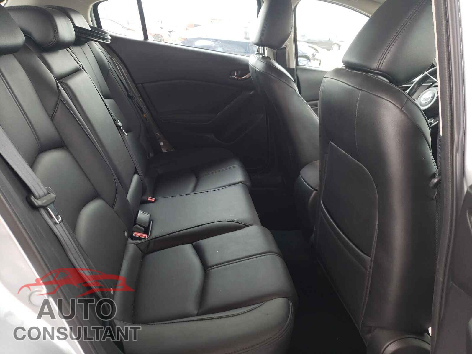 MAZDA 3 2018 - 3MZBN1L35JM242588