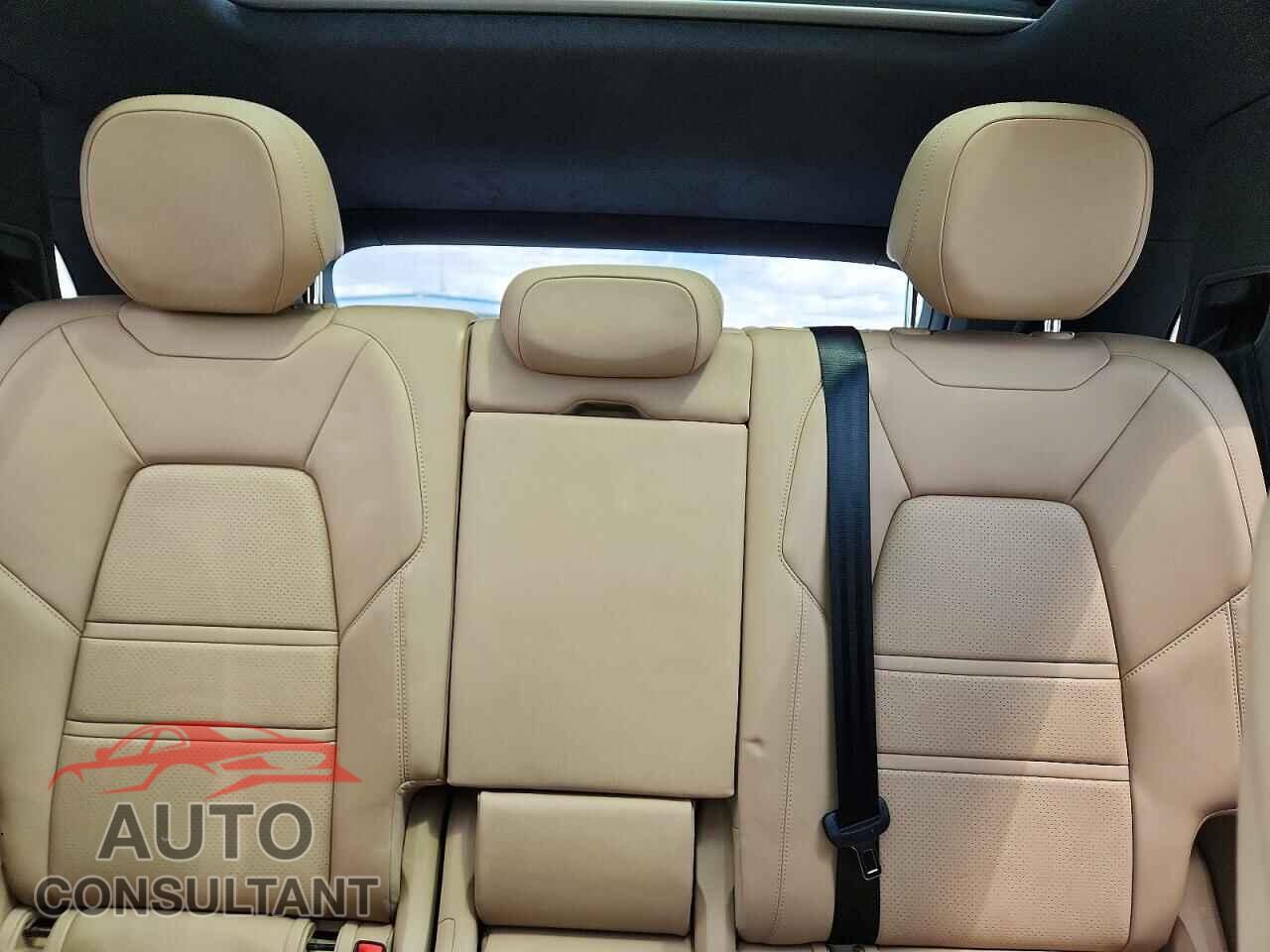 PORSCHE CAYENNE 2019 - WP1AA2AY6KDA17204