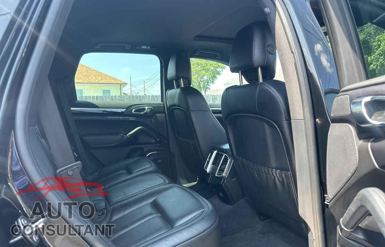 PORSCHE CAYENNE 2017 - WP1AA2A21HKA80419
