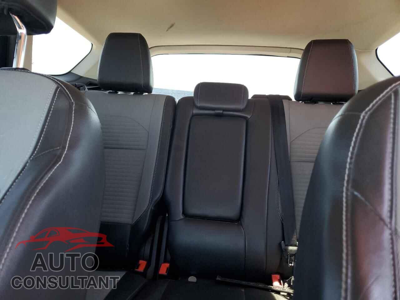 FORD ESCAPE 2017 - 1FMCU0GD1HUB28306