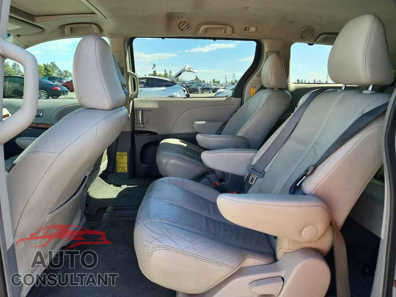 TOYOTA SIENNA 2013 - 5TDYK3DC9DS401861