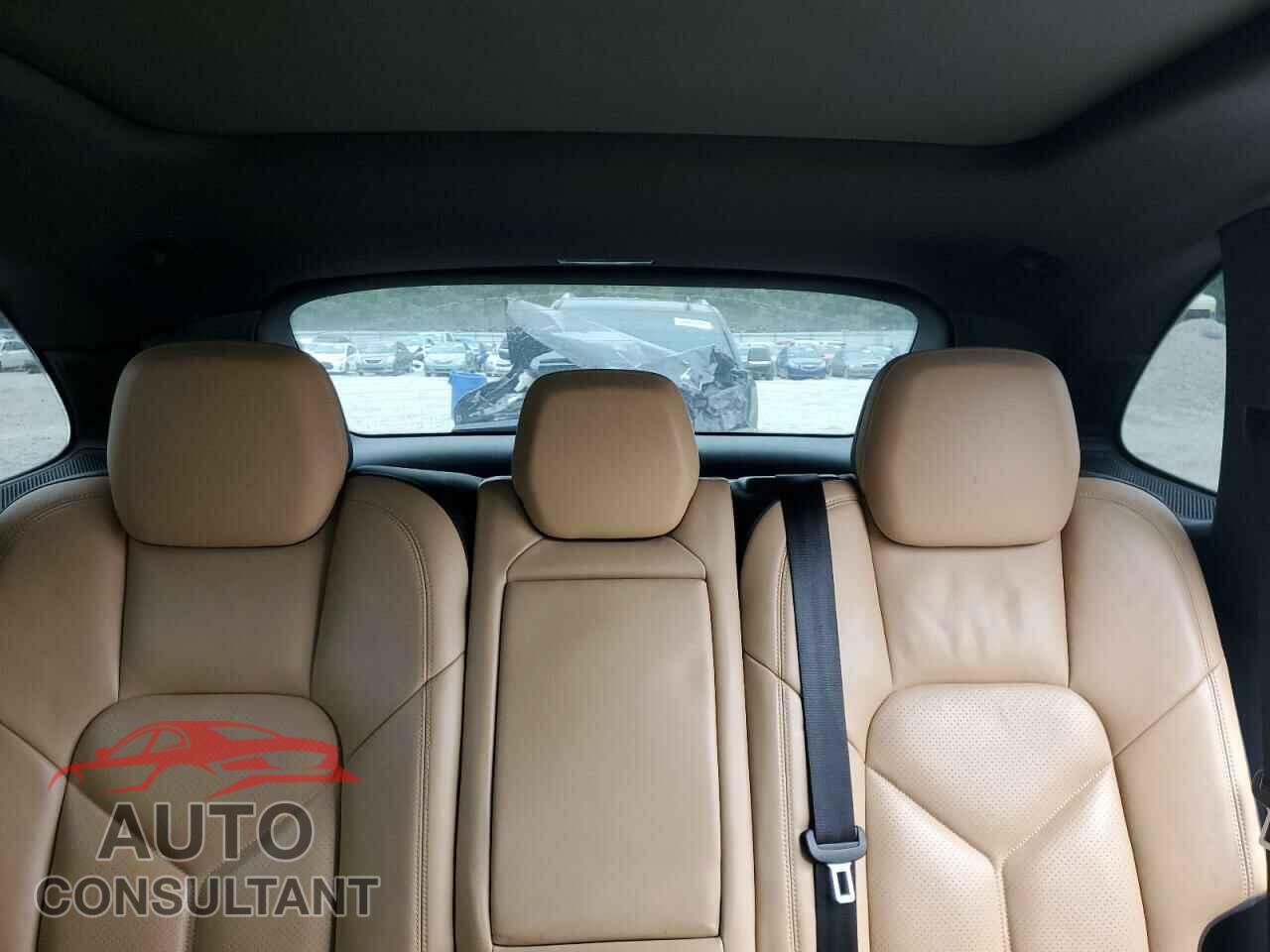 PORSCHE CAYENNE 2016 - WP1AA2A25GKA12560