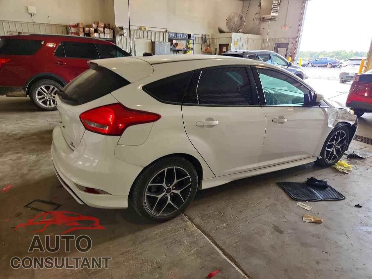 FORD FOCUS 2015 - 1FADP3K21FL304447
