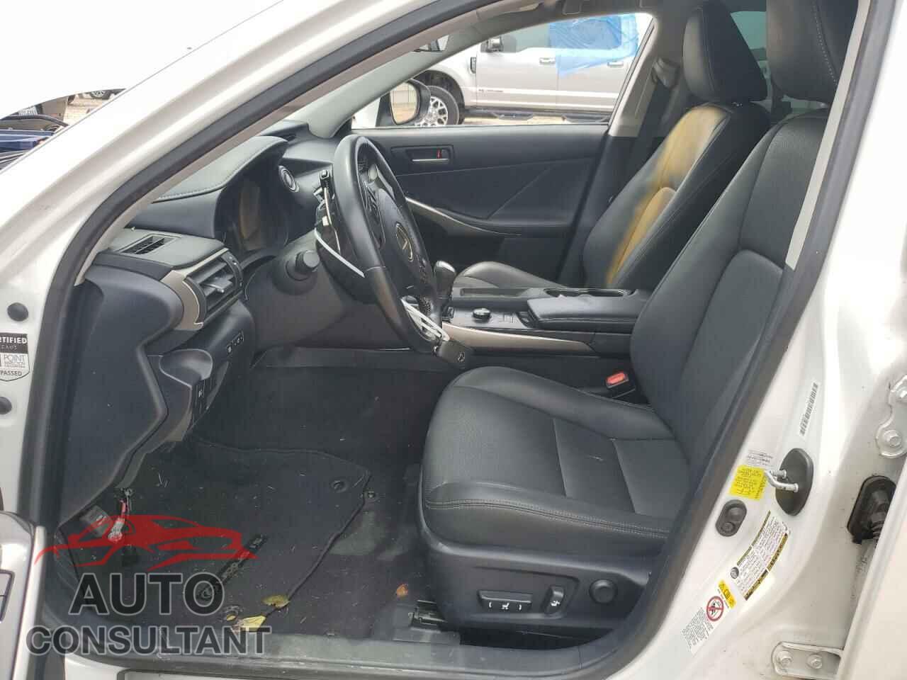 LEXUS IS 2018 - JTHBA1D22J5077043