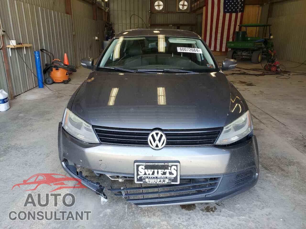 VOLKSWAGEN JETTA 2011 - 3VWDX7AJ2BM330765