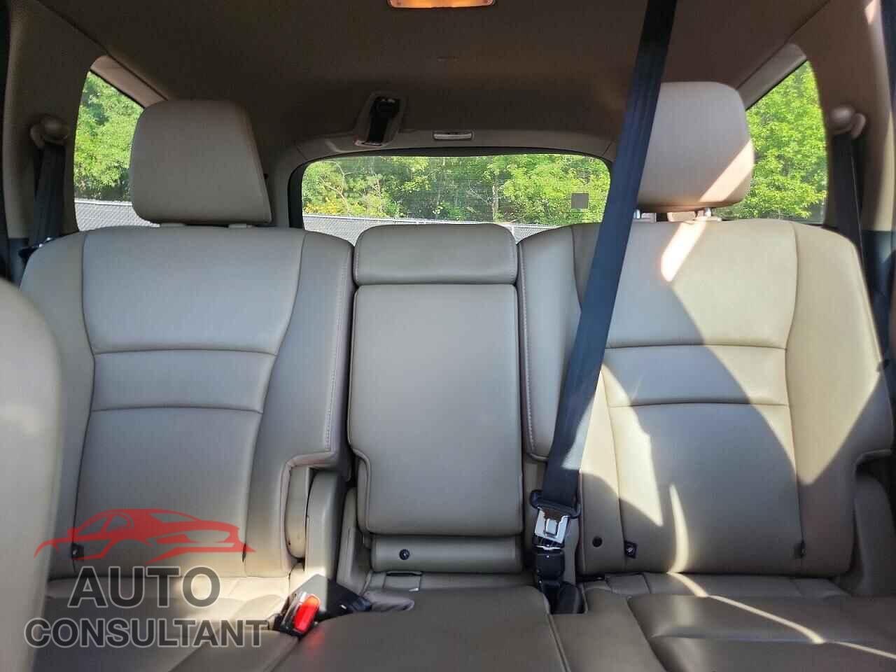 HONDA PILOT 2016 - 5FNYF5H95GB016126