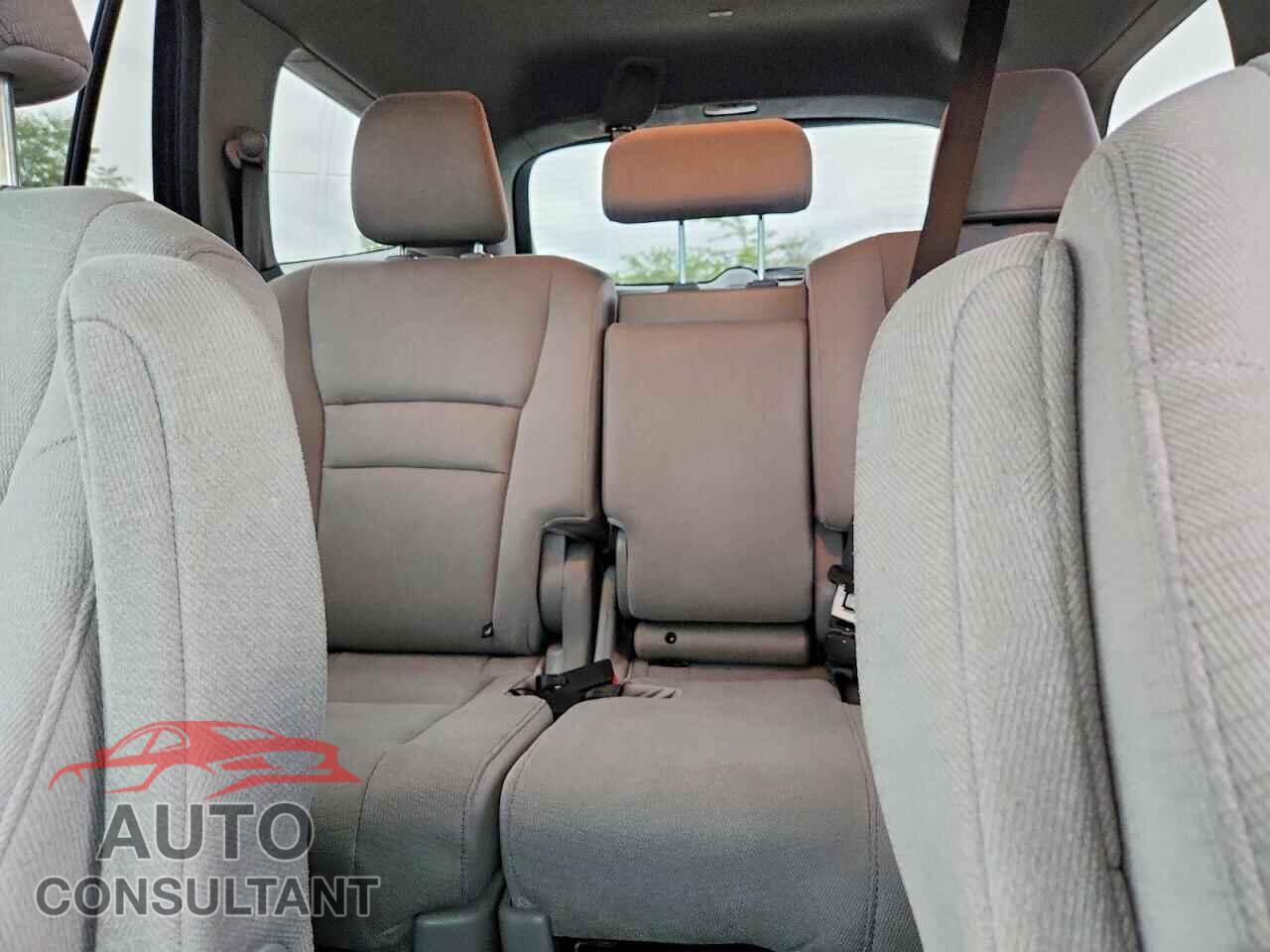 HONDA PILOT 2017 - 5FNYF6H12HB083719