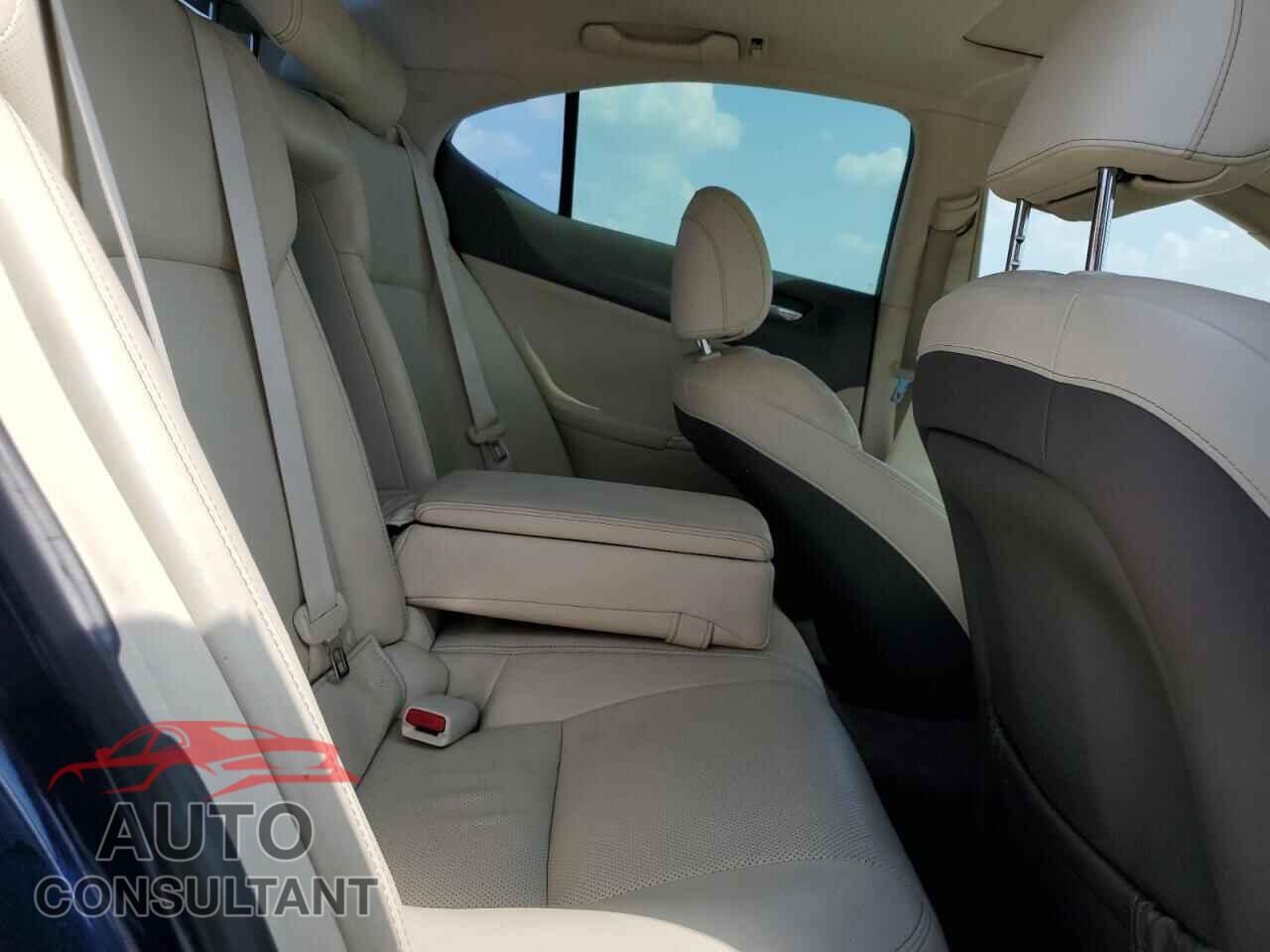 LEXUS IS 2011 - JTHCF5C26B5045387