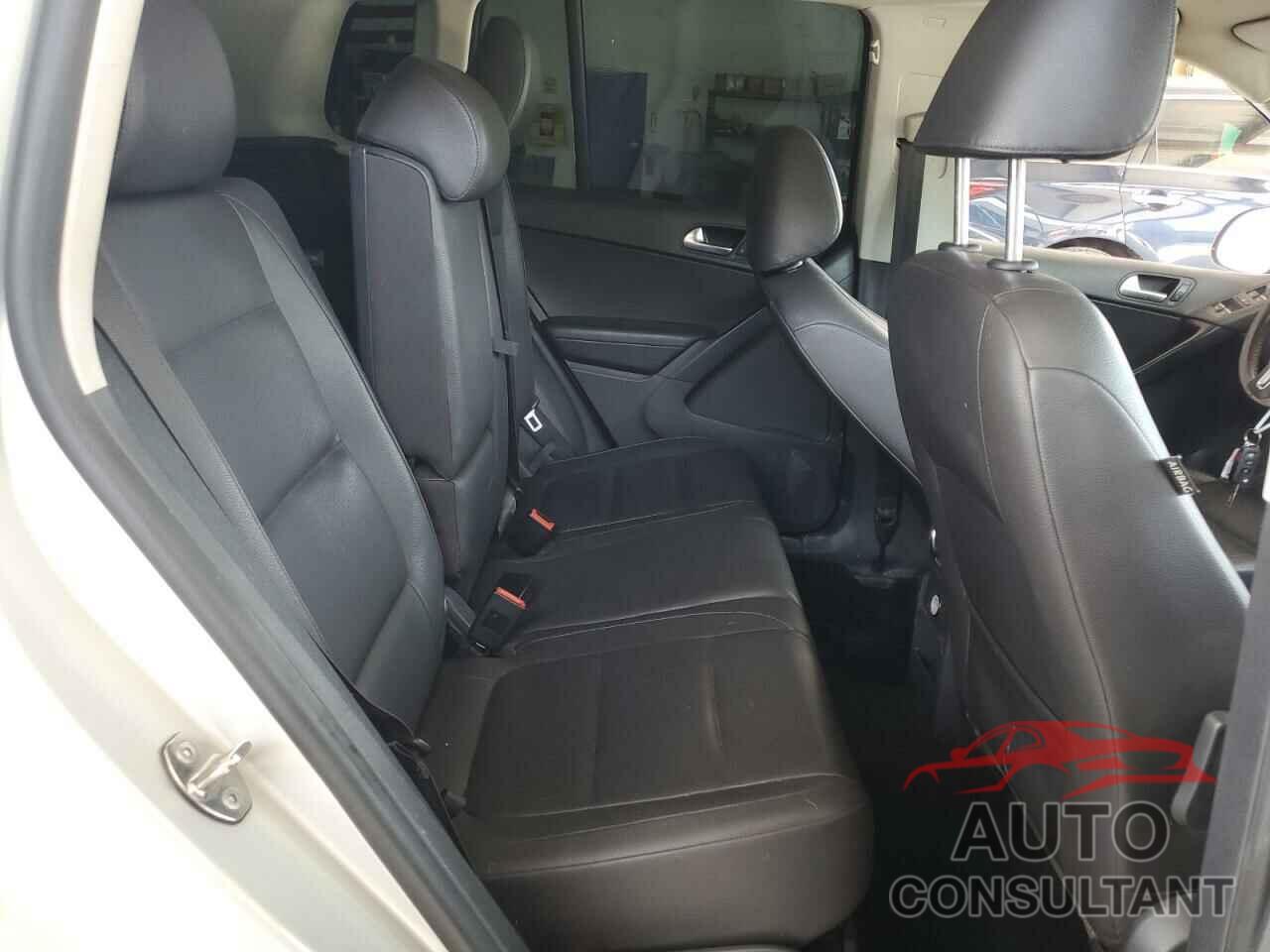 VOLKSWAGEN TIGUAN 2015 - WVGBV7AX0FW607094