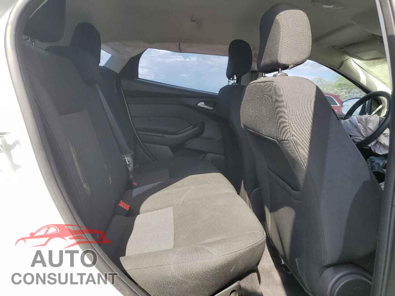 FORD FOCUS 2018 - 1FADP3K23JL304104