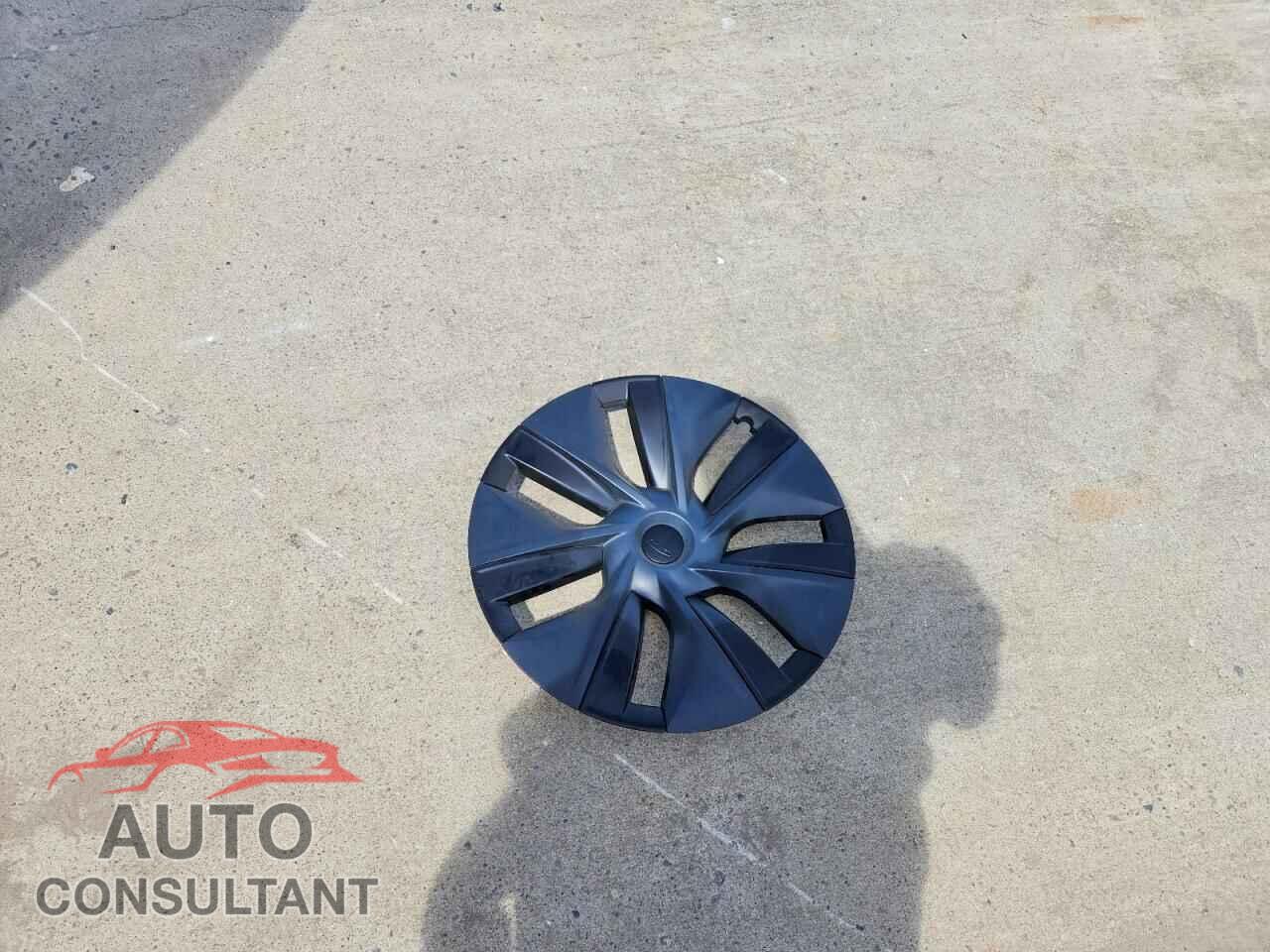 TESLA MODEL Y 2024 - 7SAYGDED7RF154403