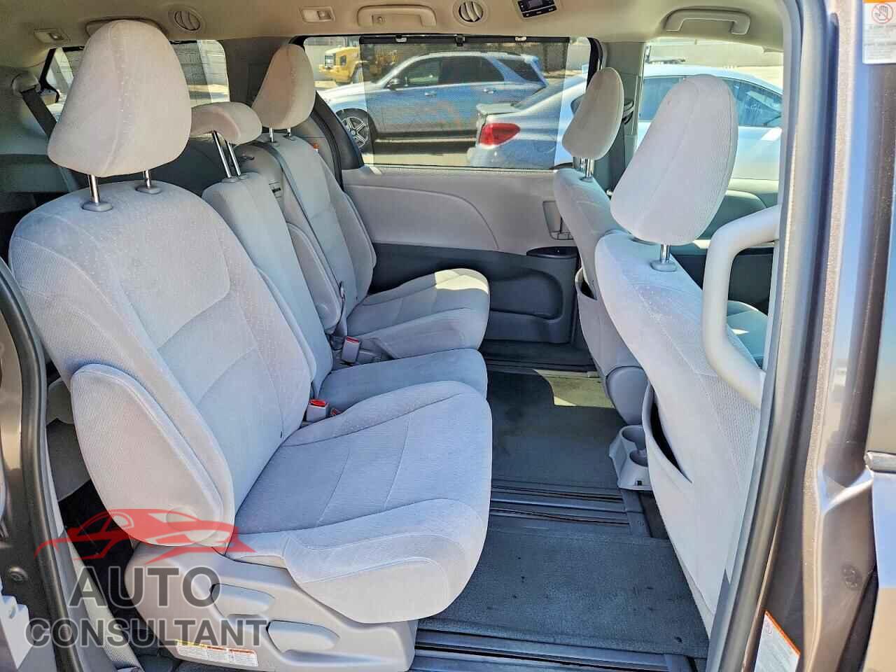 TOYOTA SIENNA 2017 - 5TDKZ3DC4HS784261