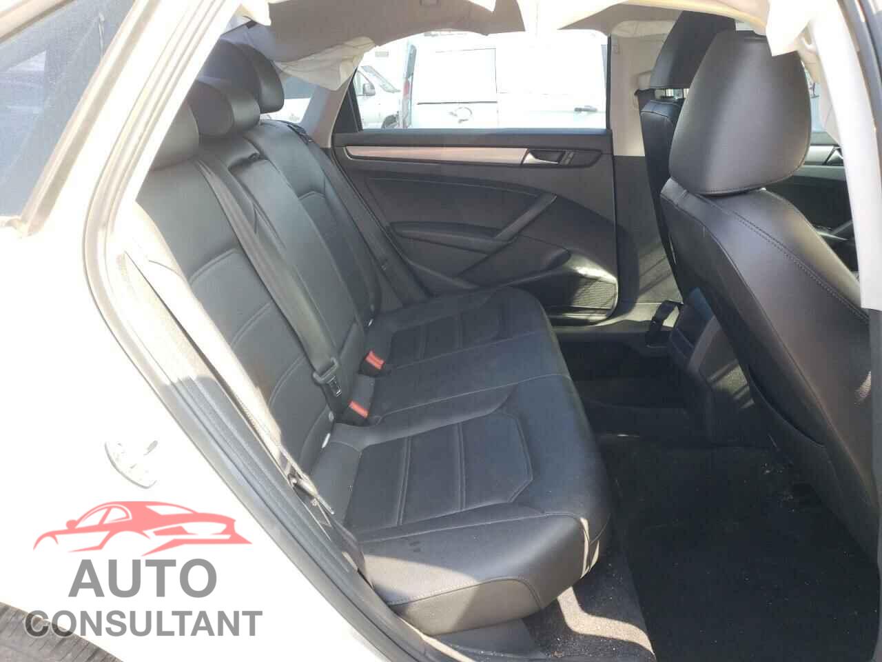 VOLKSWAGEN PASSAT 2015 - 1VWAT7A30FC024302