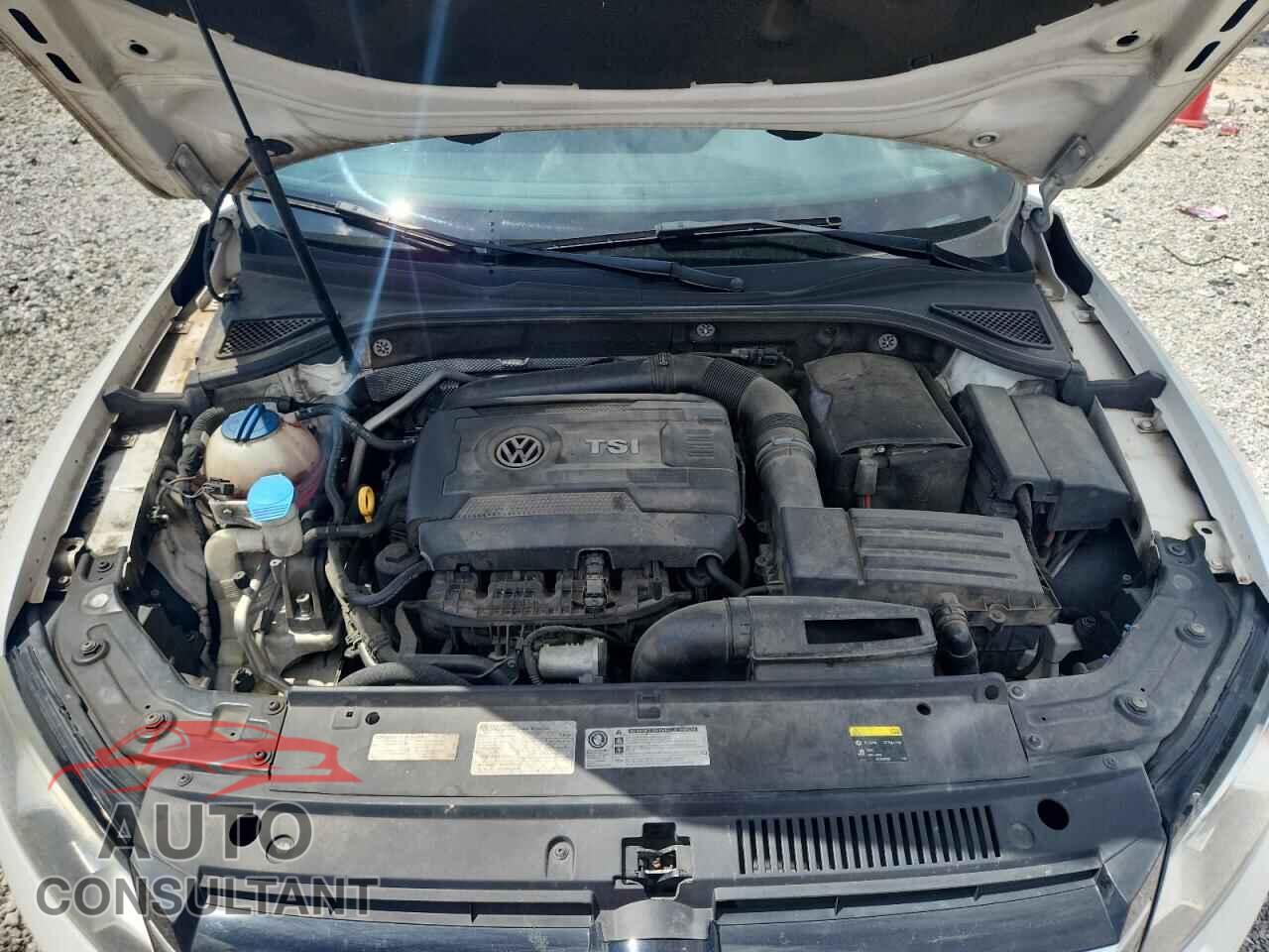 VOLKSWAGEN PASSAT 2015 - 1VWAT7A33FC107089