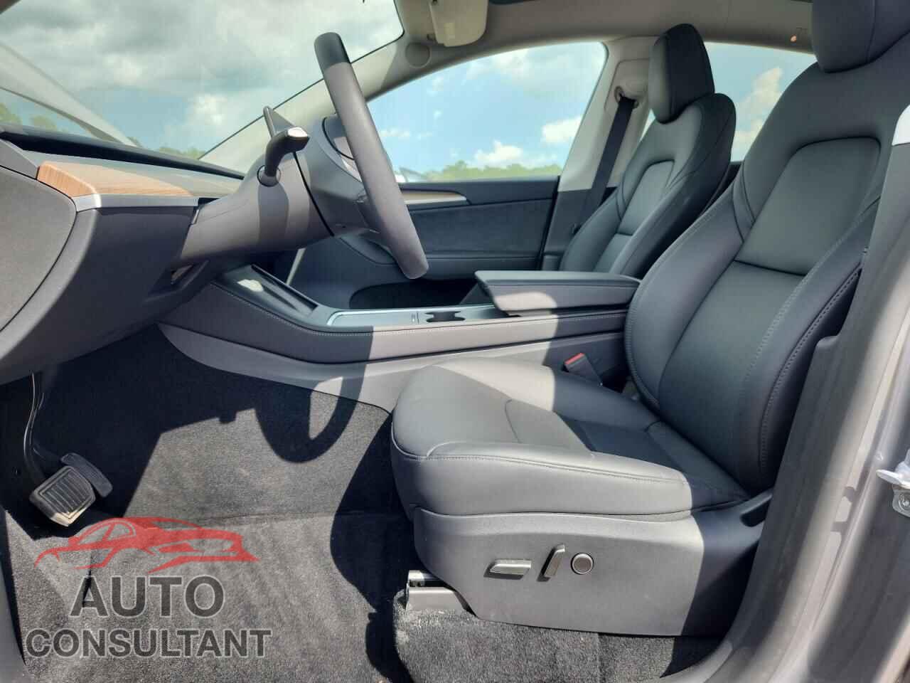 TESLA MODEL Y 2025 - 7SAYGDEE2SA363401