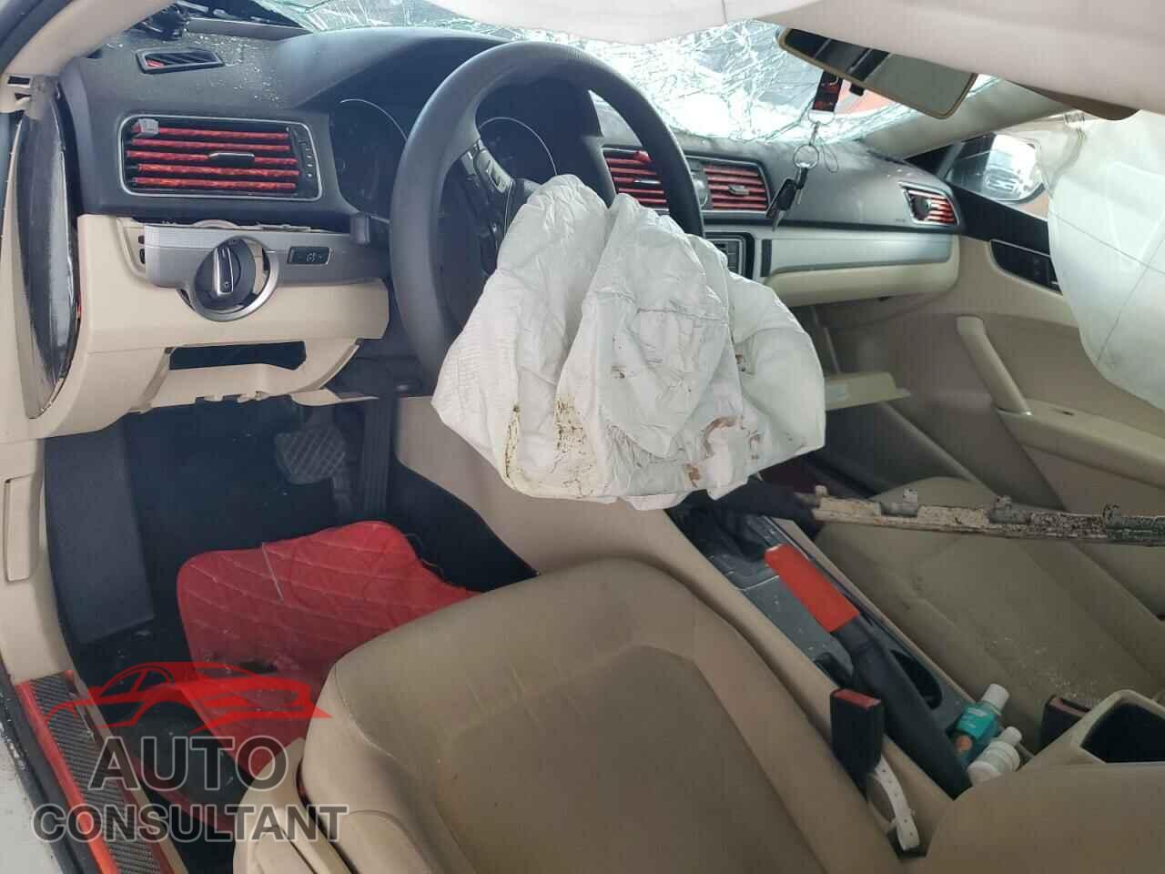 VOLKSWAGEN PASSAT 2017 - 1VWAT7A33HC076378