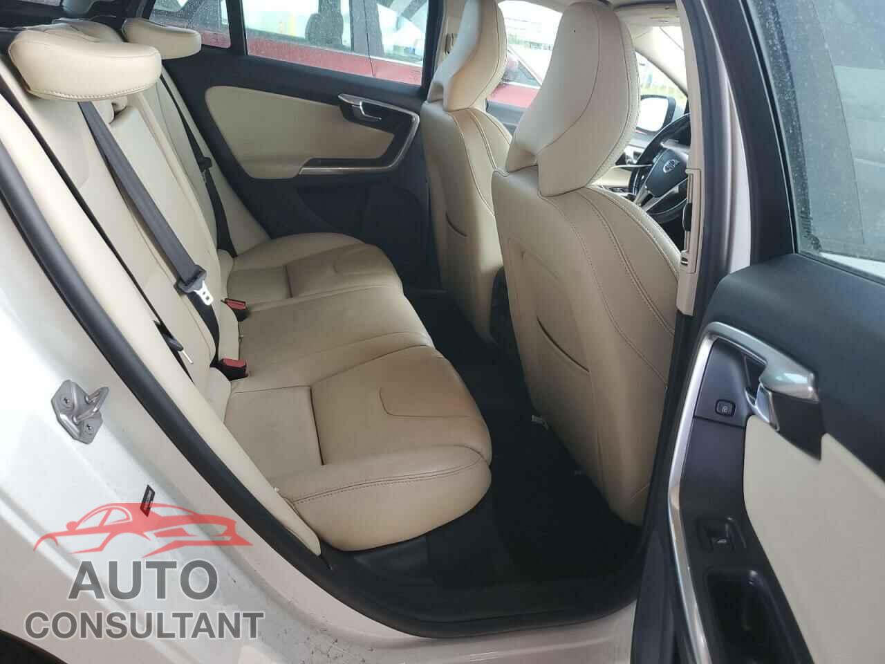 VOLVO V60 2018 - YV140MEL2J2386495