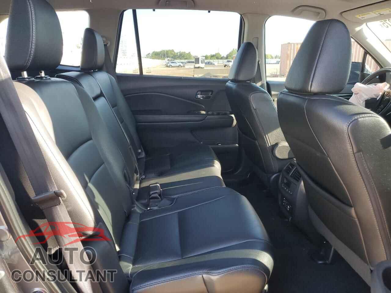 HONDA PILOT 2017 - 5FNYF6H97HB059373