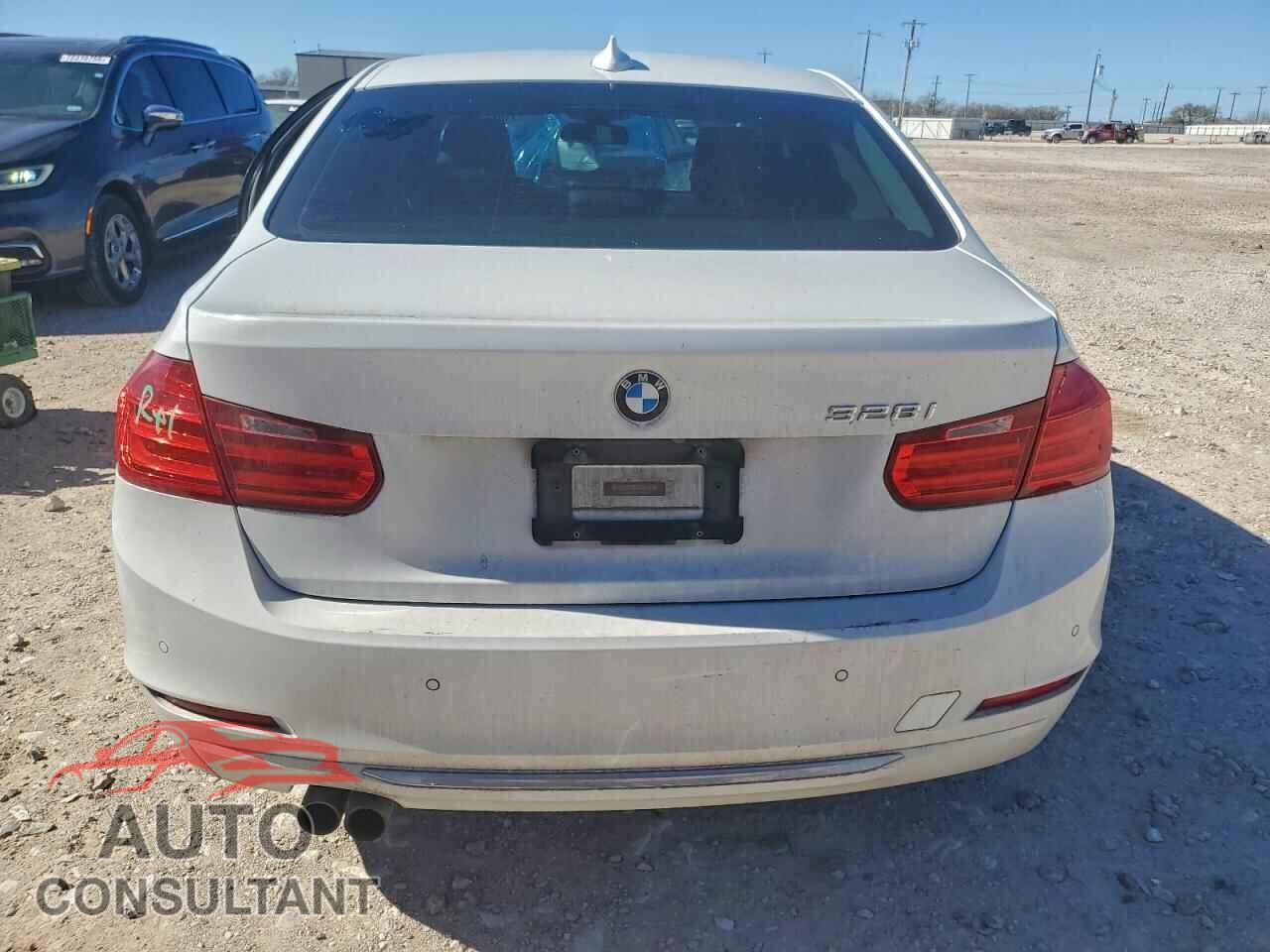 BMW 3 SERIES 2013 - WBA3C1C5XDF444648