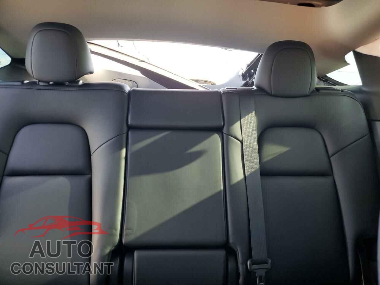TESLA MODEL Y 2021 - 5YJYGDEF2MF270180