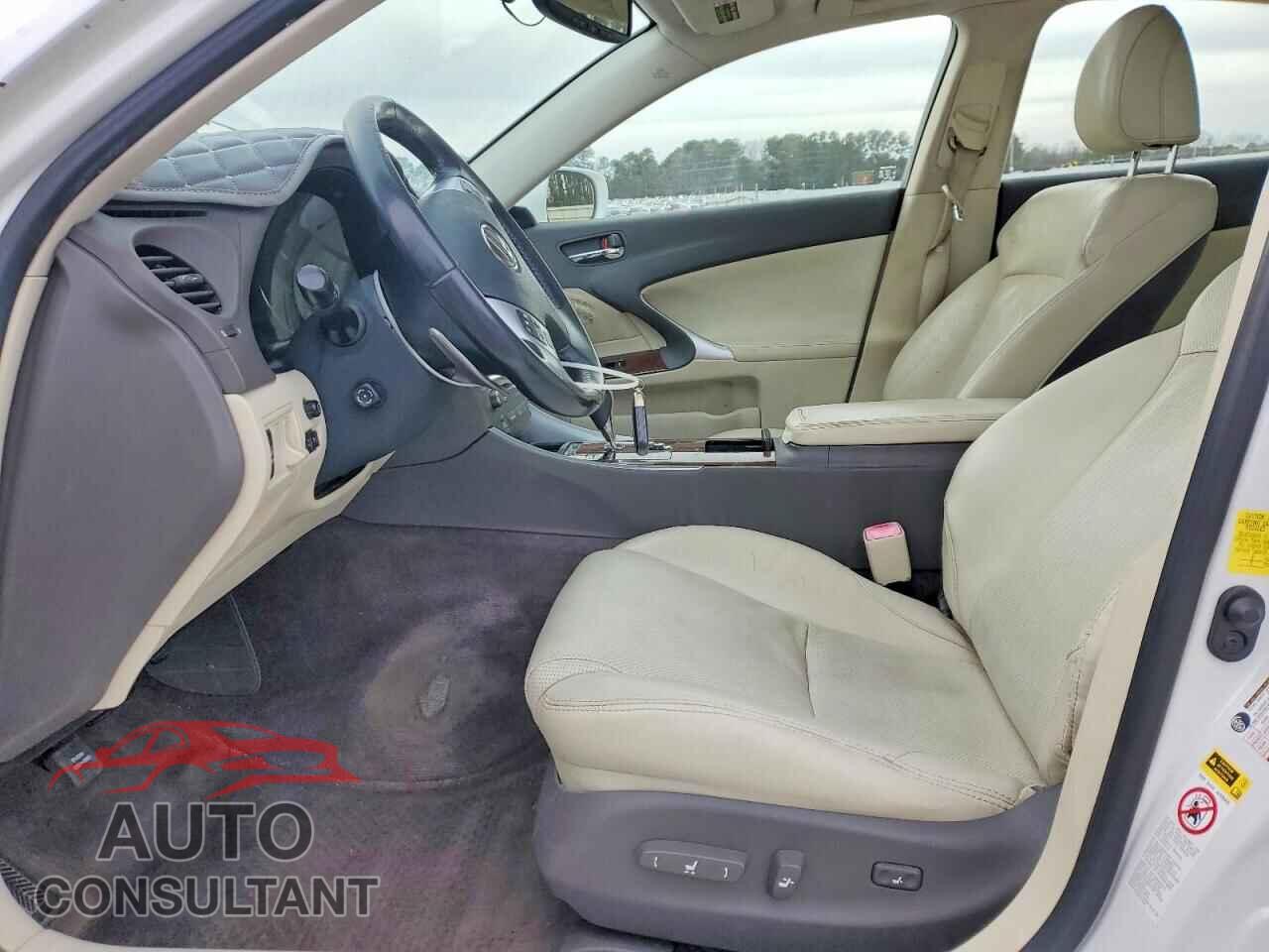 LEXUS IS 2011 - JTHCF5C26B5049052
