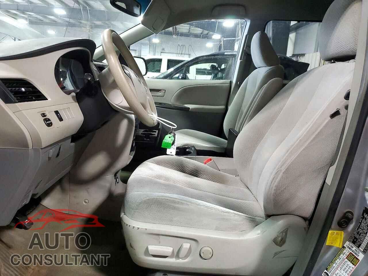 TOYOTA SIENNA 2013 - 5TDKK3DC8DS327855