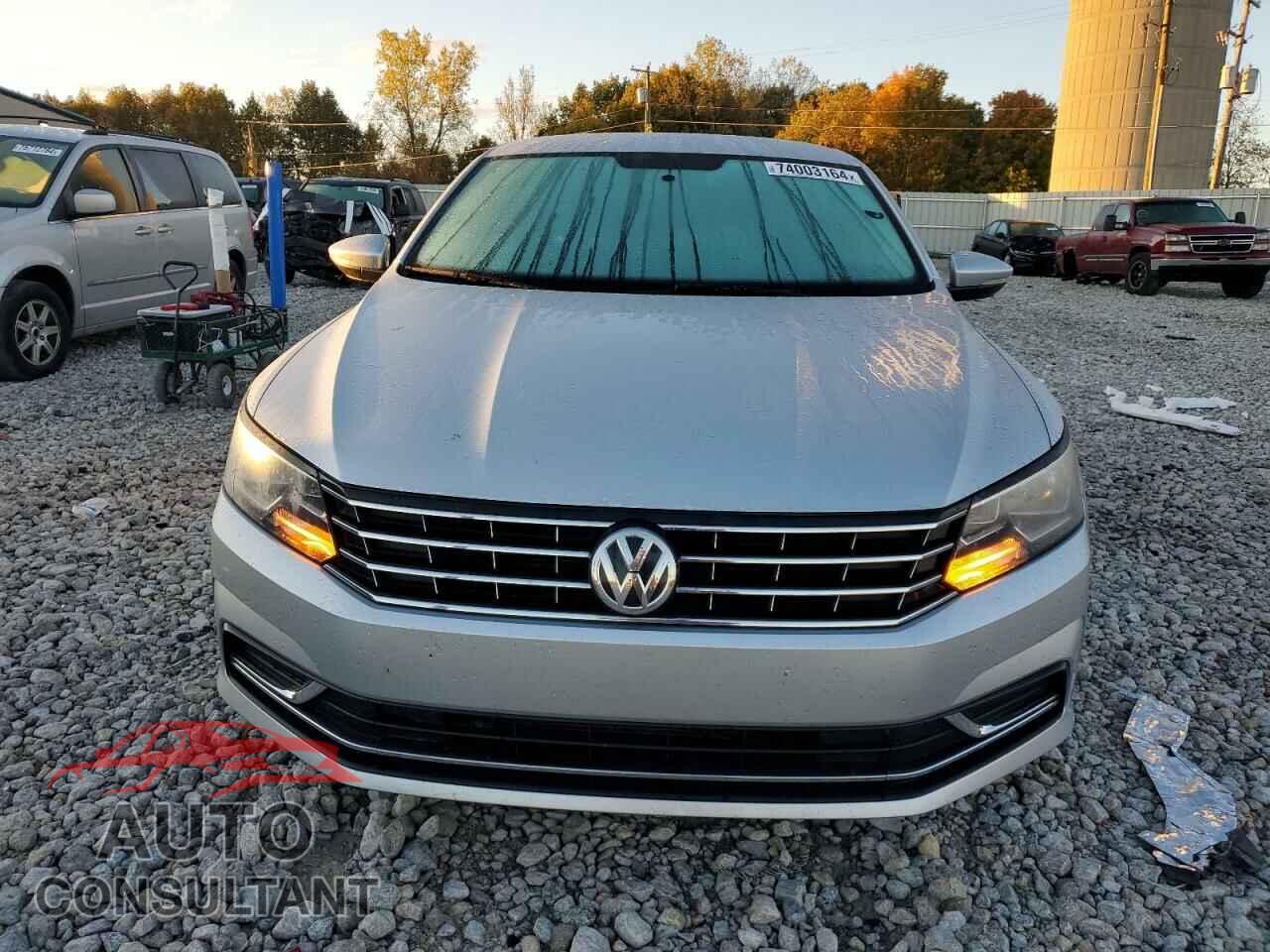VOLKSWAGEN PASSAT 2017 - 1VWAT7A32HC057367