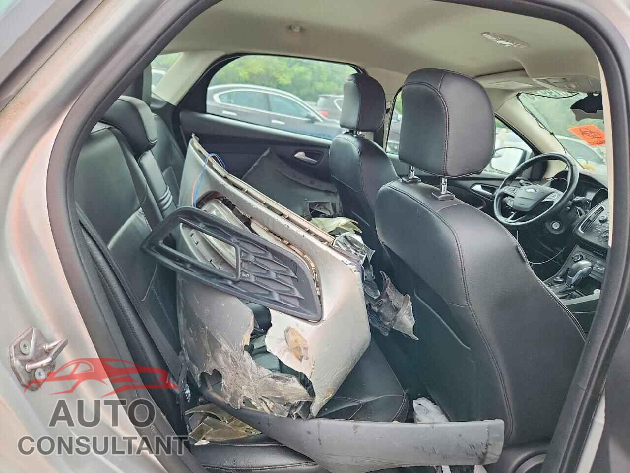 FORD FOCUS SE 2015 - 1FADP3F28FL287317