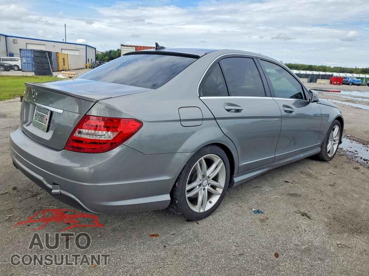 MERCEDES-BENZ C-CLASS 2013 - WDDGF4HB9DR300282