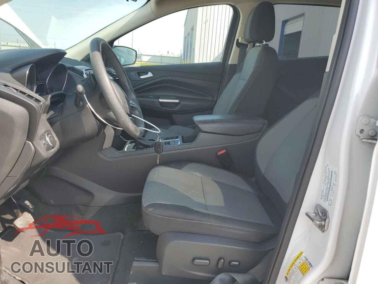 FORD ESCAPE 2017 - 1FMCU0GD2HUC77095