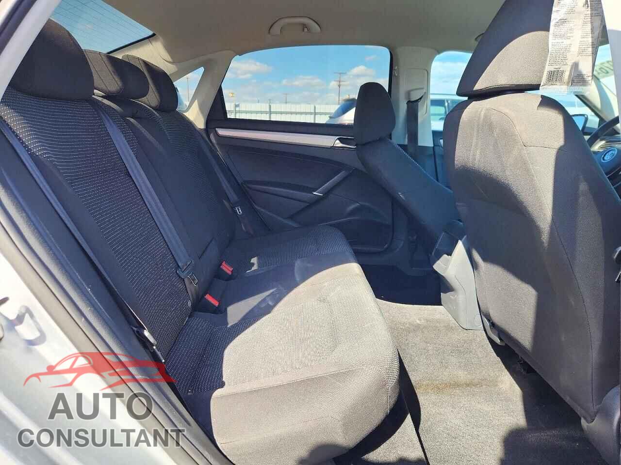 VOLKSWAGEN PASSAT 2017 - 1VWAT7A34HC024659