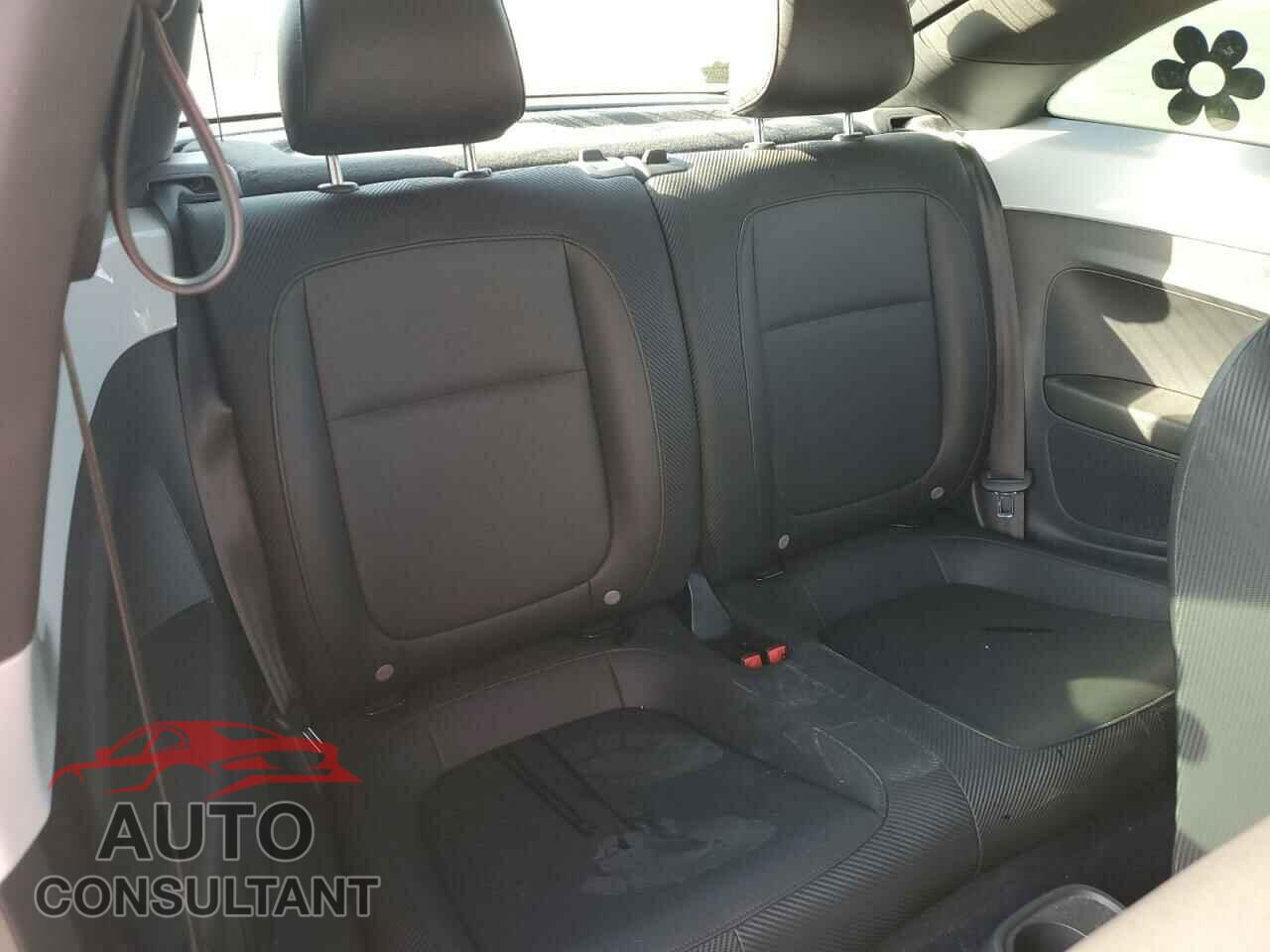 VOLKSWAGEN BEETLE 2018 - 3VWJD7AT7JM701754