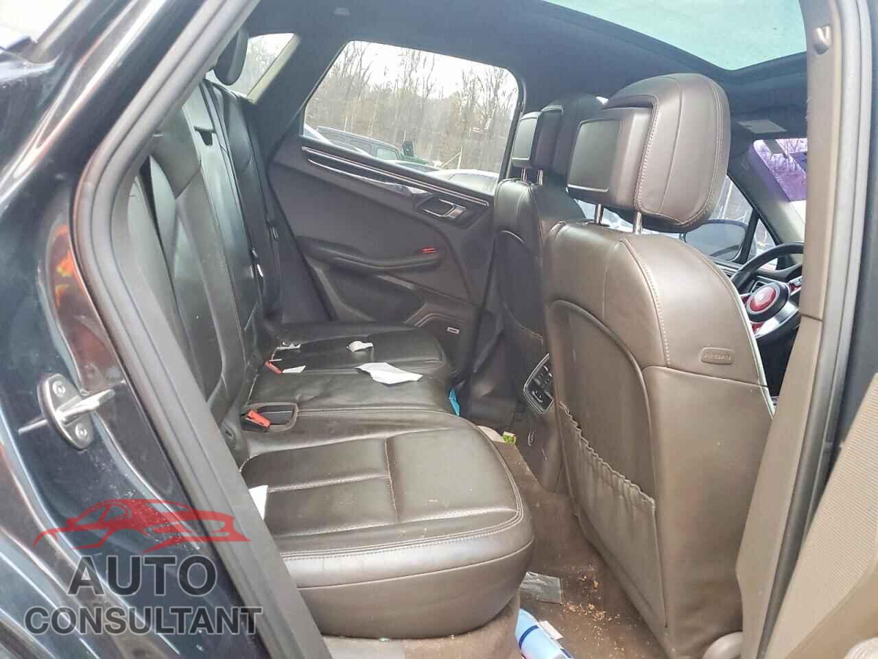 PORSCHE MACAN 2017 - WP1AA2A50HLB01670