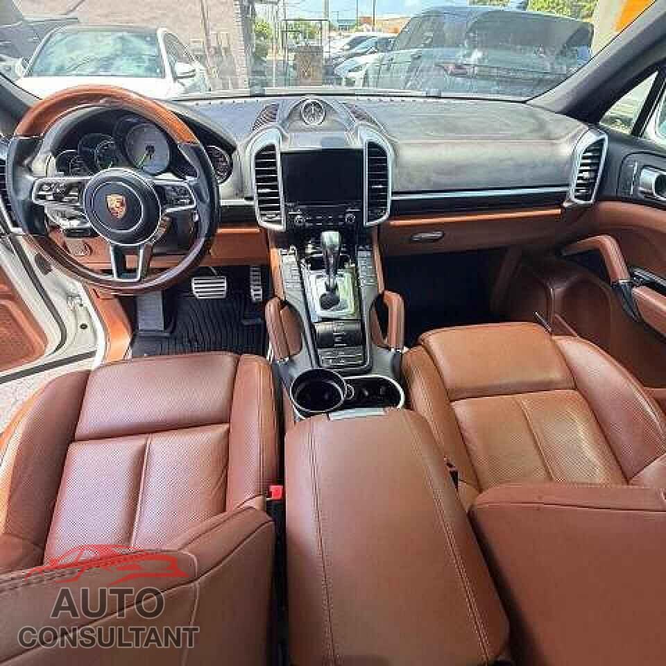 PORSCHE CAYENNE 2017 - WP1AE2A26HLA70970