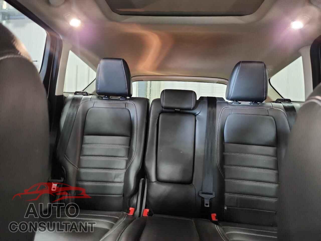 FORD ESCAPE 2018 - 1FMCU9HD2JUA10029