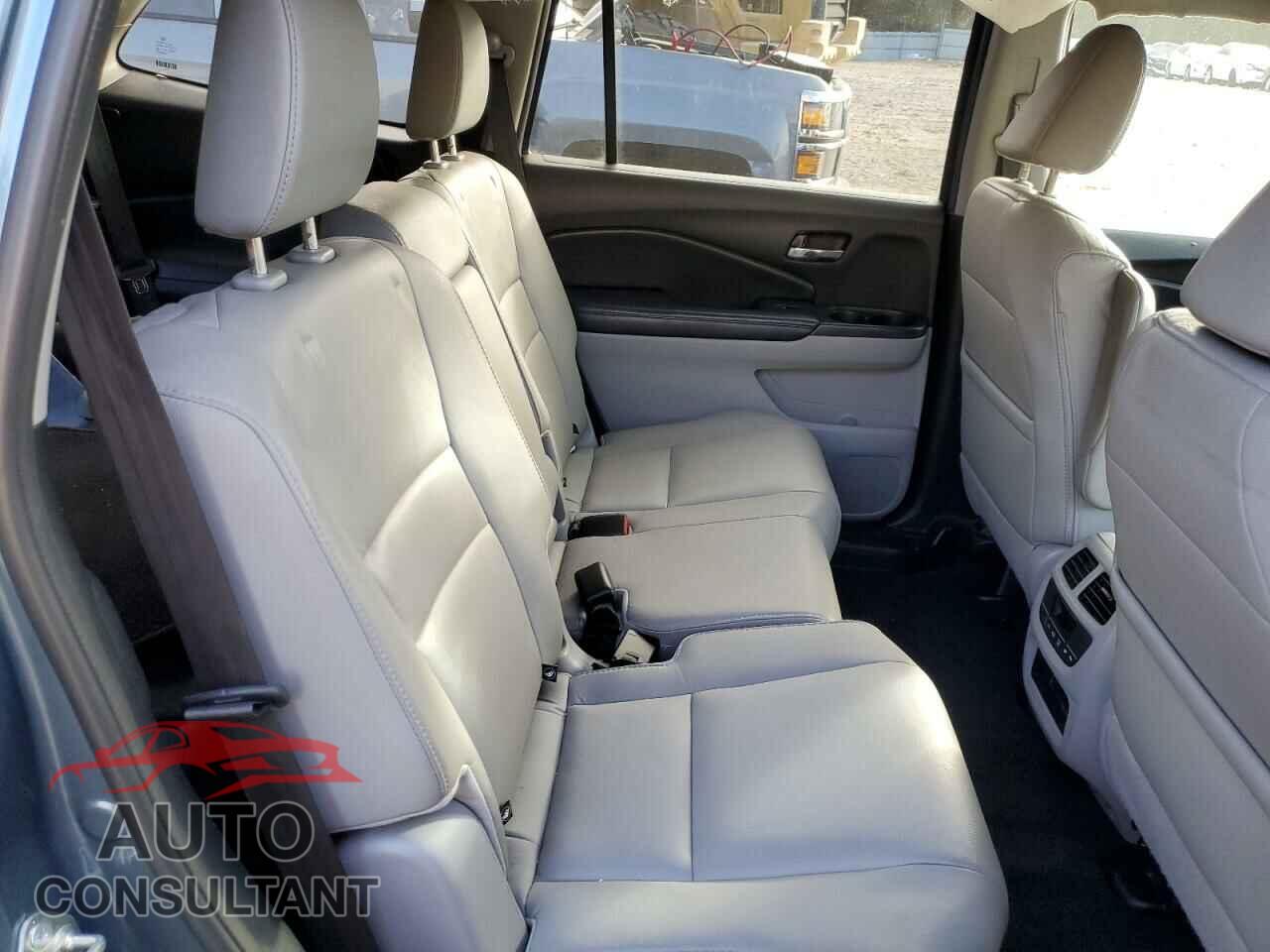 HONDA PILOT 2017 - 5FNYF5H5XHB011969