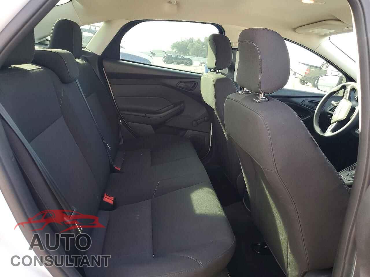 FORD FOCUS 2017 - 1FADP3E24HL341975