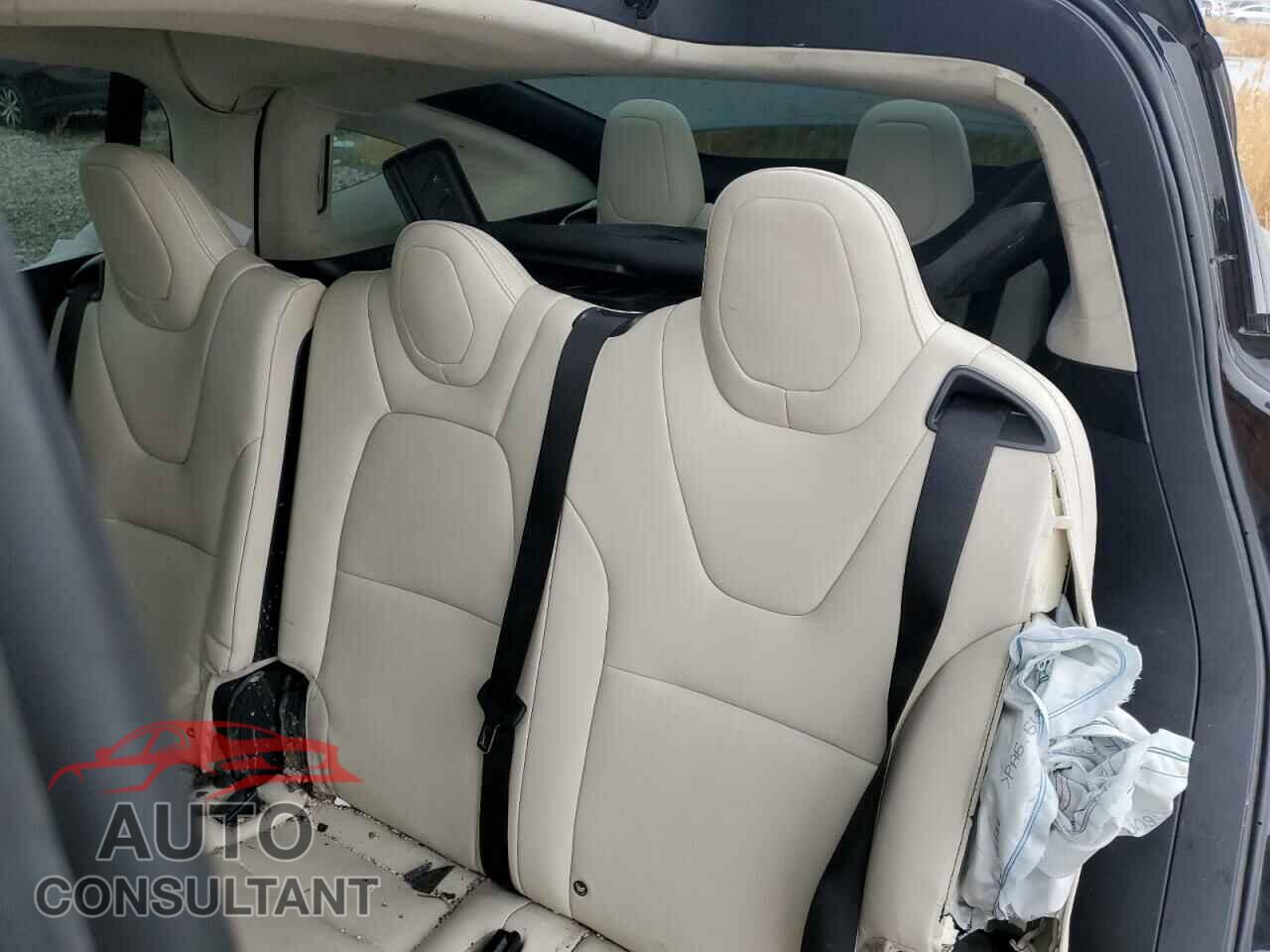 TESLA MODEL X 2018 - 5YJXCAE27JF105174